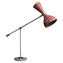 Lampe de bureau ou lampe de table Ludo en émail rose et laiton par Blueprint Lighting