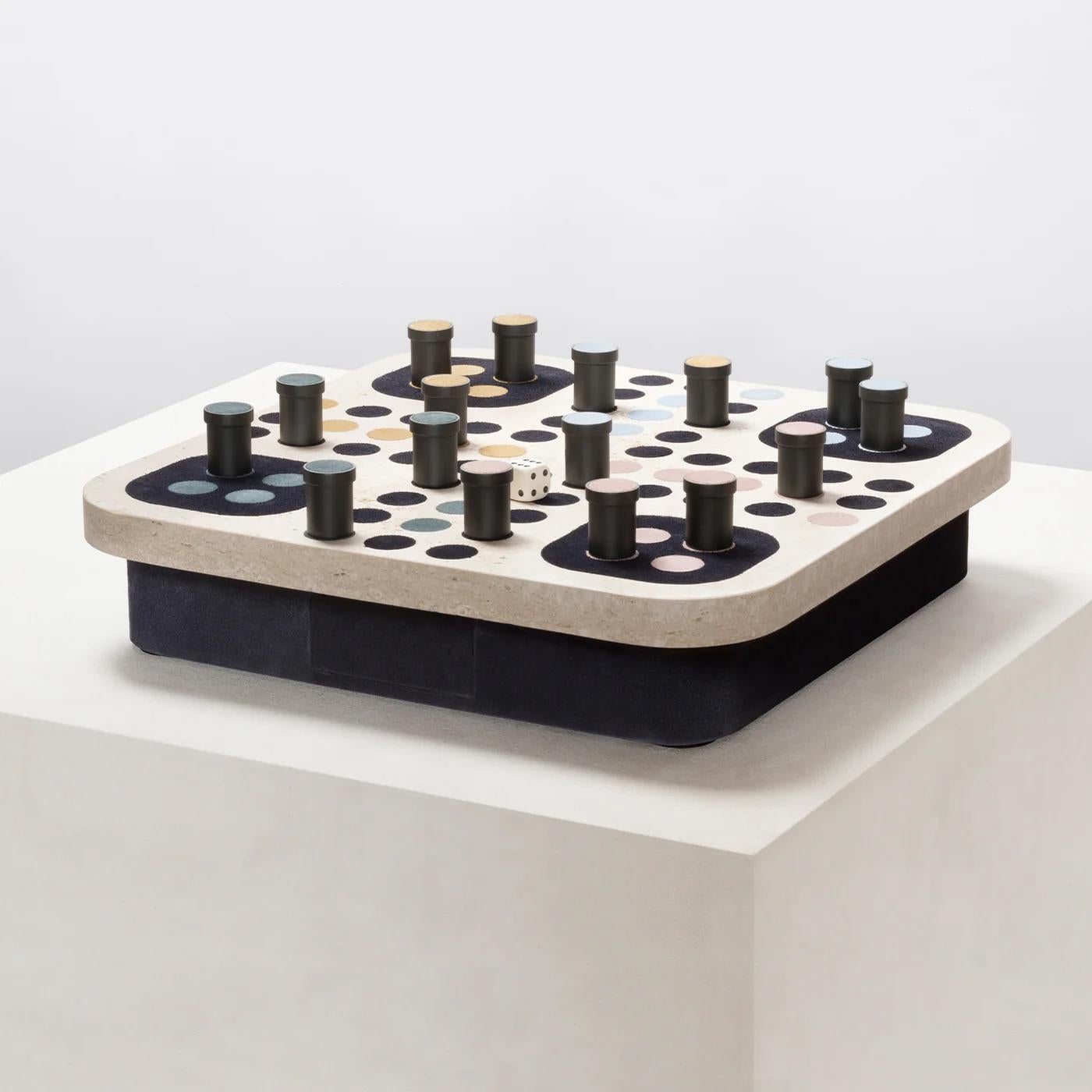 Jeu Ludo Travertine avec structure en travertin et 
avec des boîtes en cuir suédé véritable sur le dessus et avec la base 
recouvert de cuir véritable. Pions en bronze massif en 
finition brossée et le dessus de chaque pion est recouvert d'un