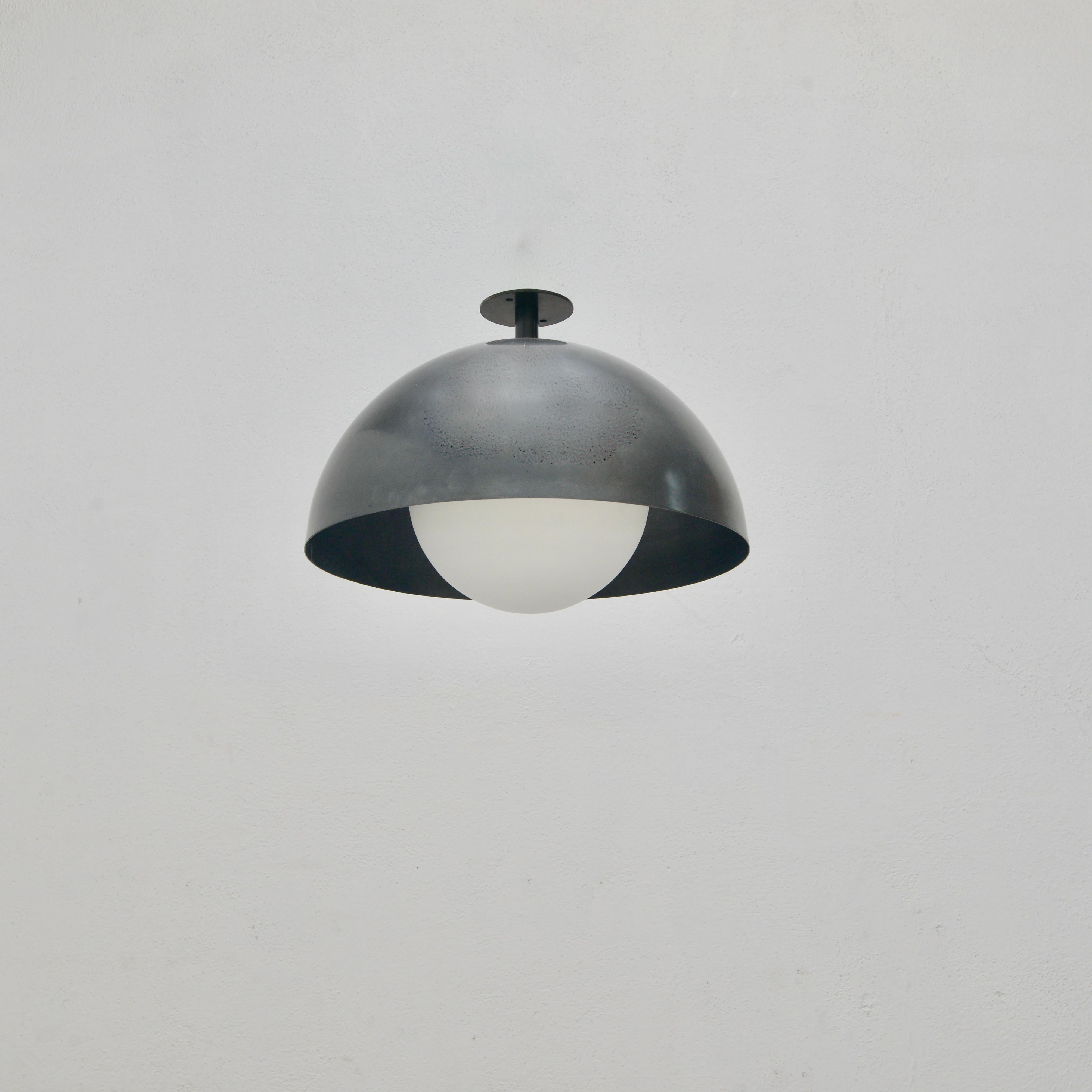 Parte de nuestra Colección Contemporánea Lumfardo Luminaires, el empotrable LUdome es una moderna luminaria empotrable de bol. Las opciones de acabado son PB (latón patinado) o CP (cobre). Hecho a medida. El montaje empotrado viene con 1 toma de