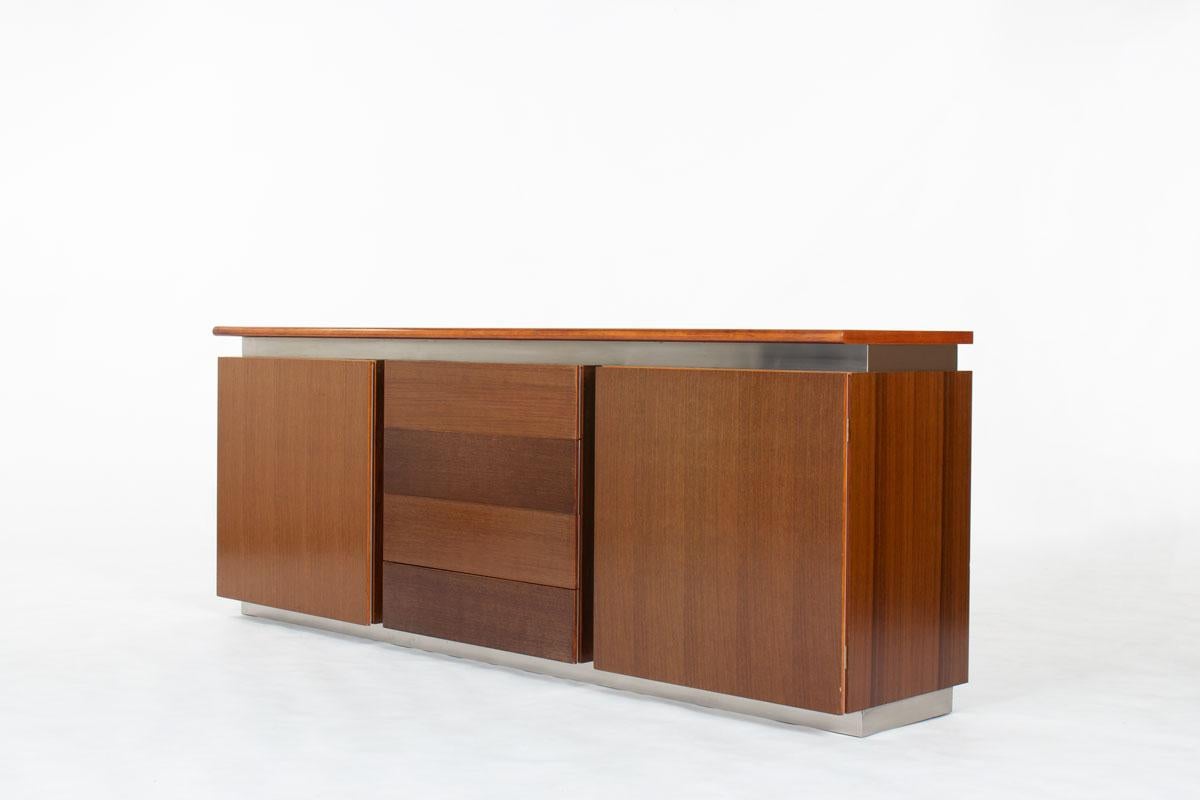 Ce buffet exceptionnel de Ludovico Acerbis incarne l'élégance intemporelle et la précision du design moderne italien. Fabriqué en acier inoxydable et en bois de rose, il présente une composition architecturale raffinée caractérisée par des lignes