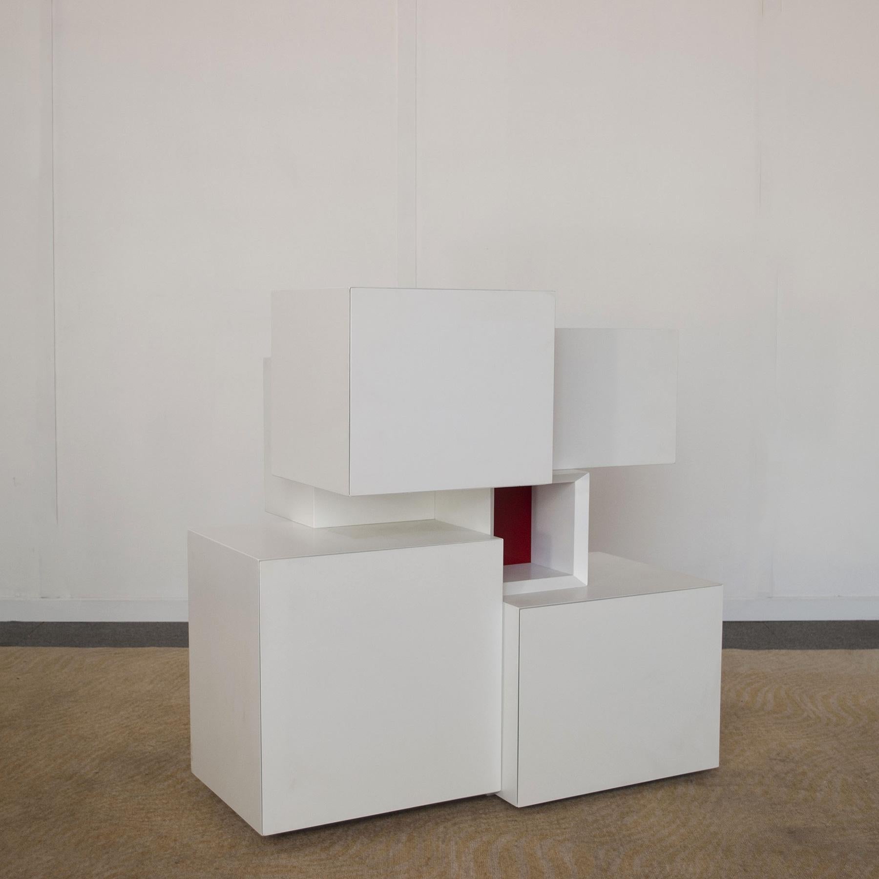 Centre piece storage unit in white lacquered wood with red central insert in the style of designer Ludovico Acerbis, produced in the late 1960s.