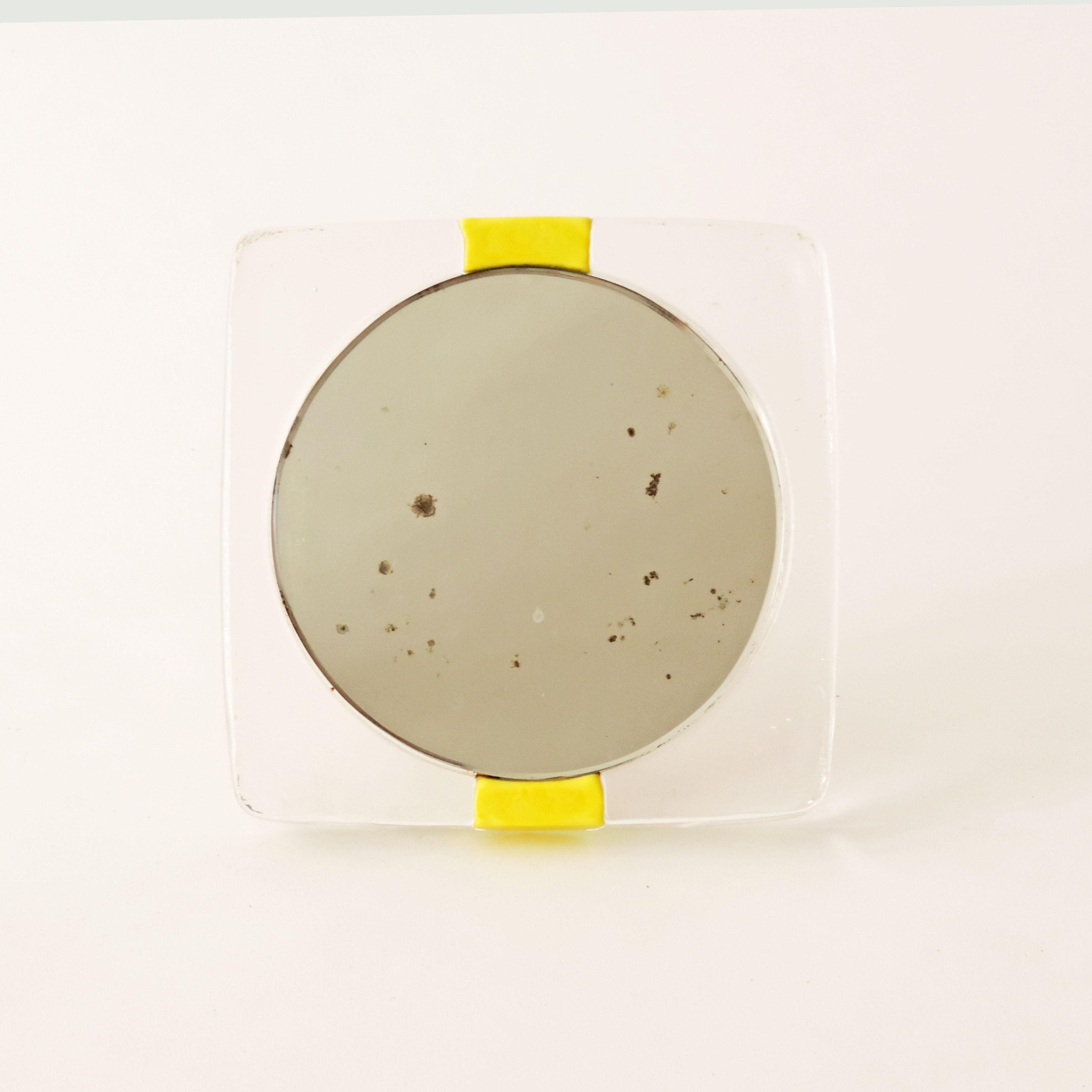 Ludovico Diaz De Santillana / Venini Miroir en verre de Murano réalisé pour Pierre Cardin, Italie 1970
Le miroir peut être utilisé comme miroir de table avec le support original en acier ou comme miroir mural.
Signé Venini pour Pierre Cardin.