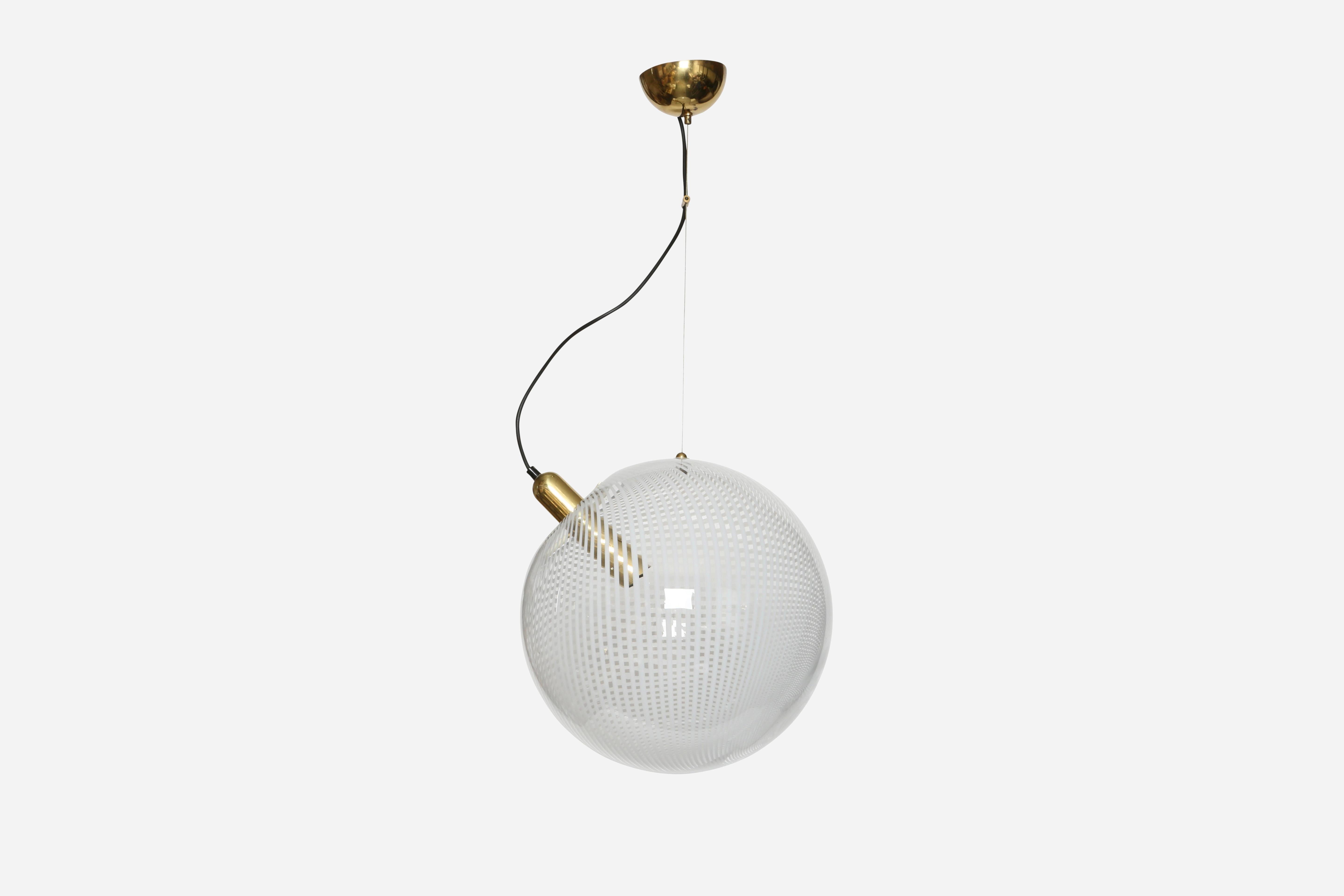Venini ceiling pendant by Ludovico Diaz De Santillana.
Designed and manufactured in Italy in 1970s.
Reticello glass, brass and plastic glass holder.
Overall drop is adjustable, can be made shorter or longer.
Takes one medium base