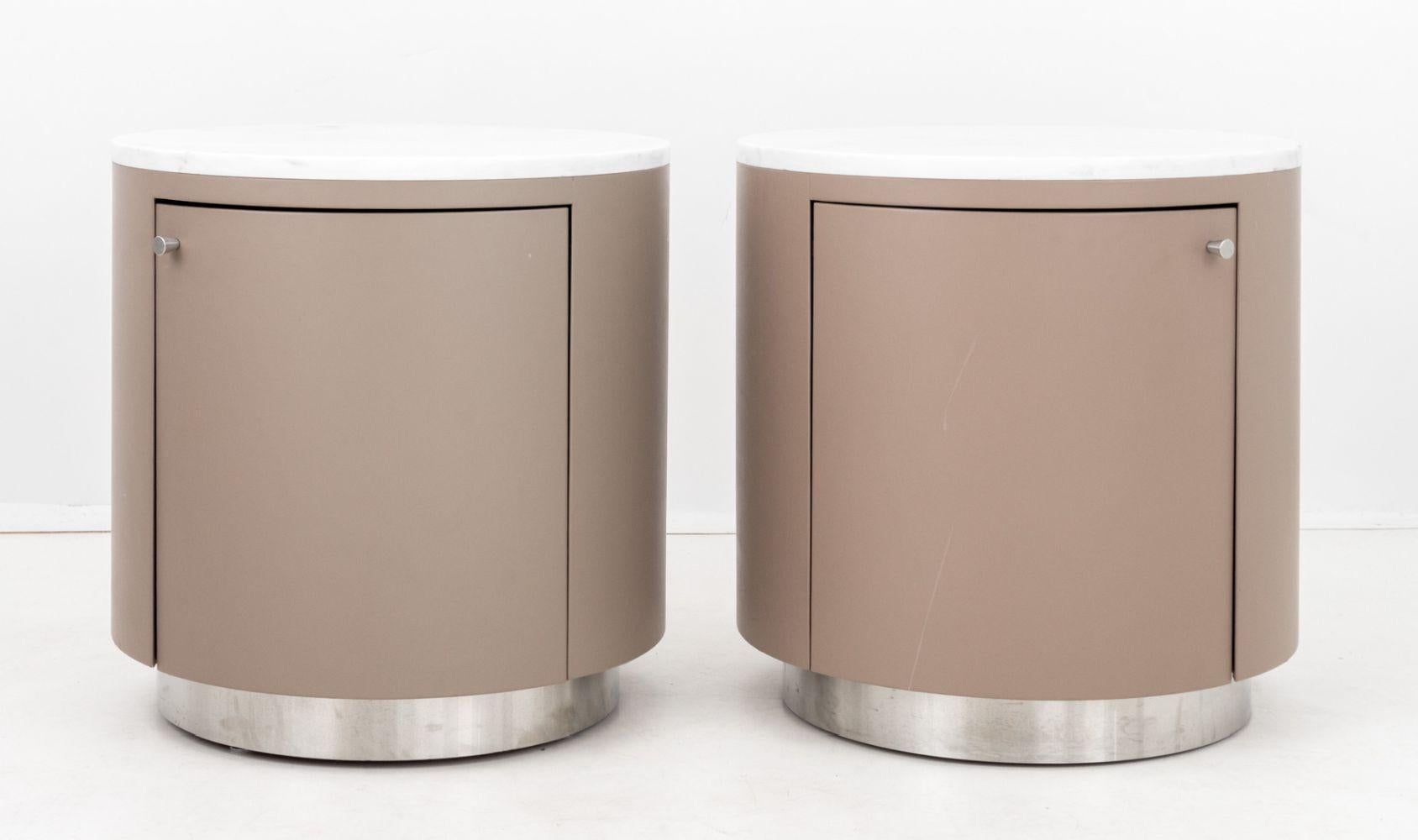 Pareja de mesas auxiliares circulares con tapa de mármol blanco Ludovico y Roberto Palomba, cuerpo envuelto en cuero beige con herrajes plateados y una puerta de armario sobre base circular cromada. 24,5