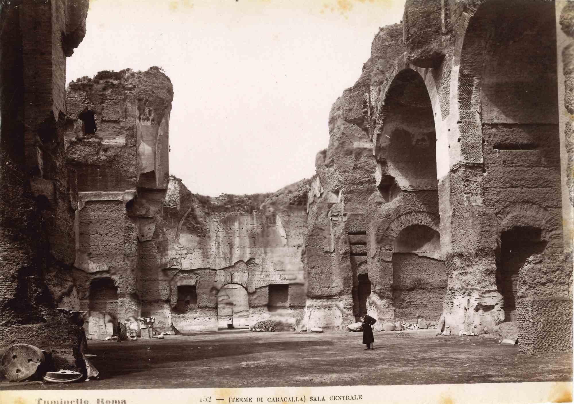 Les thermes de Caracalla est une photographie sépia vintage réalisée par Ludovico Tuminello au début du 20e siècle.

Titre sur la partie inférieure.

Bon état, sauf quelques rousseurs.
