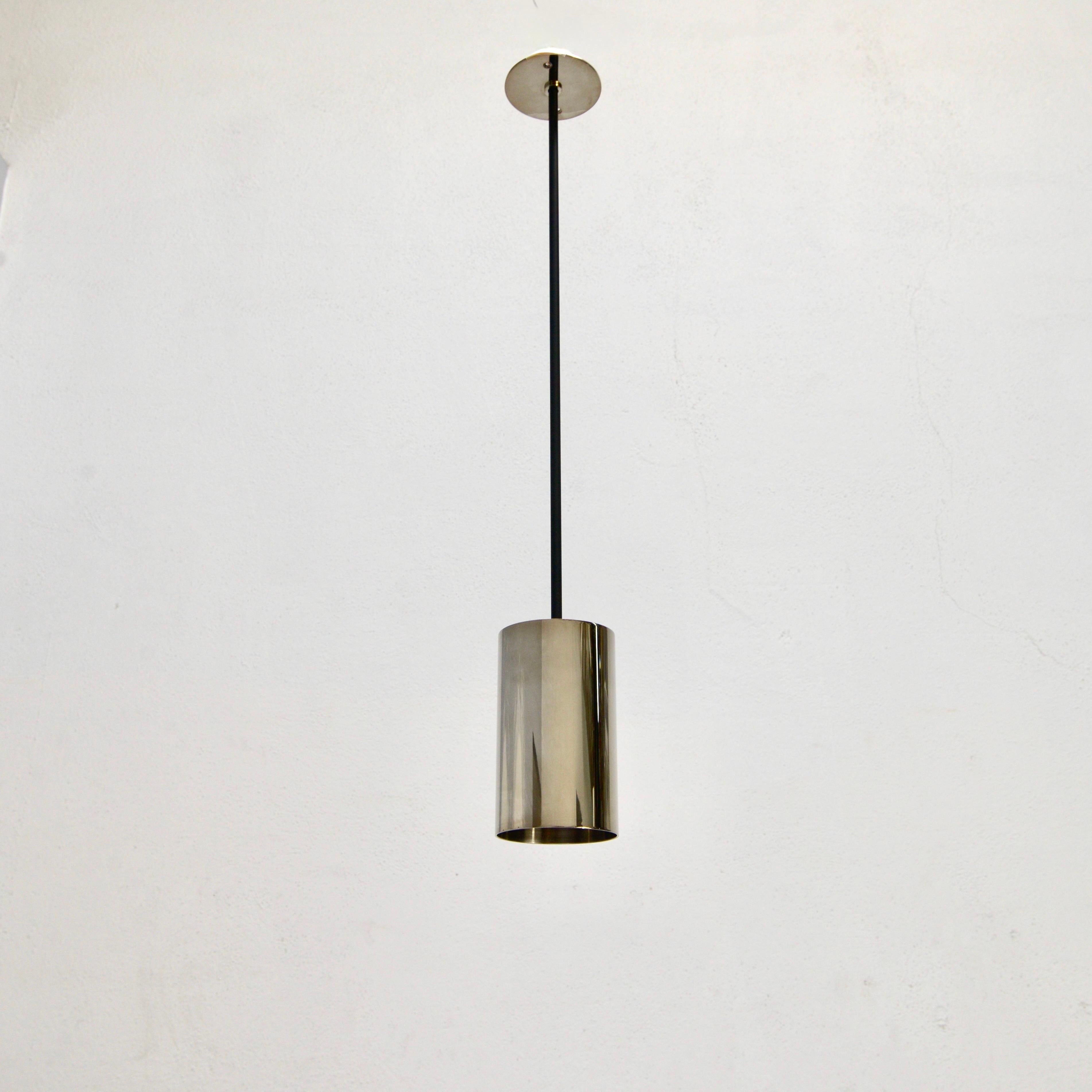 Dal design classico di metà secolo, la sospensione a cilindro in ottone LUdown di Lumfardo Luminaires fa parte della nostra collezione contemporanea. Realizzato in ottone e acciaio e rifinito in argento invecchiato e ottone verniciato. Cablata con