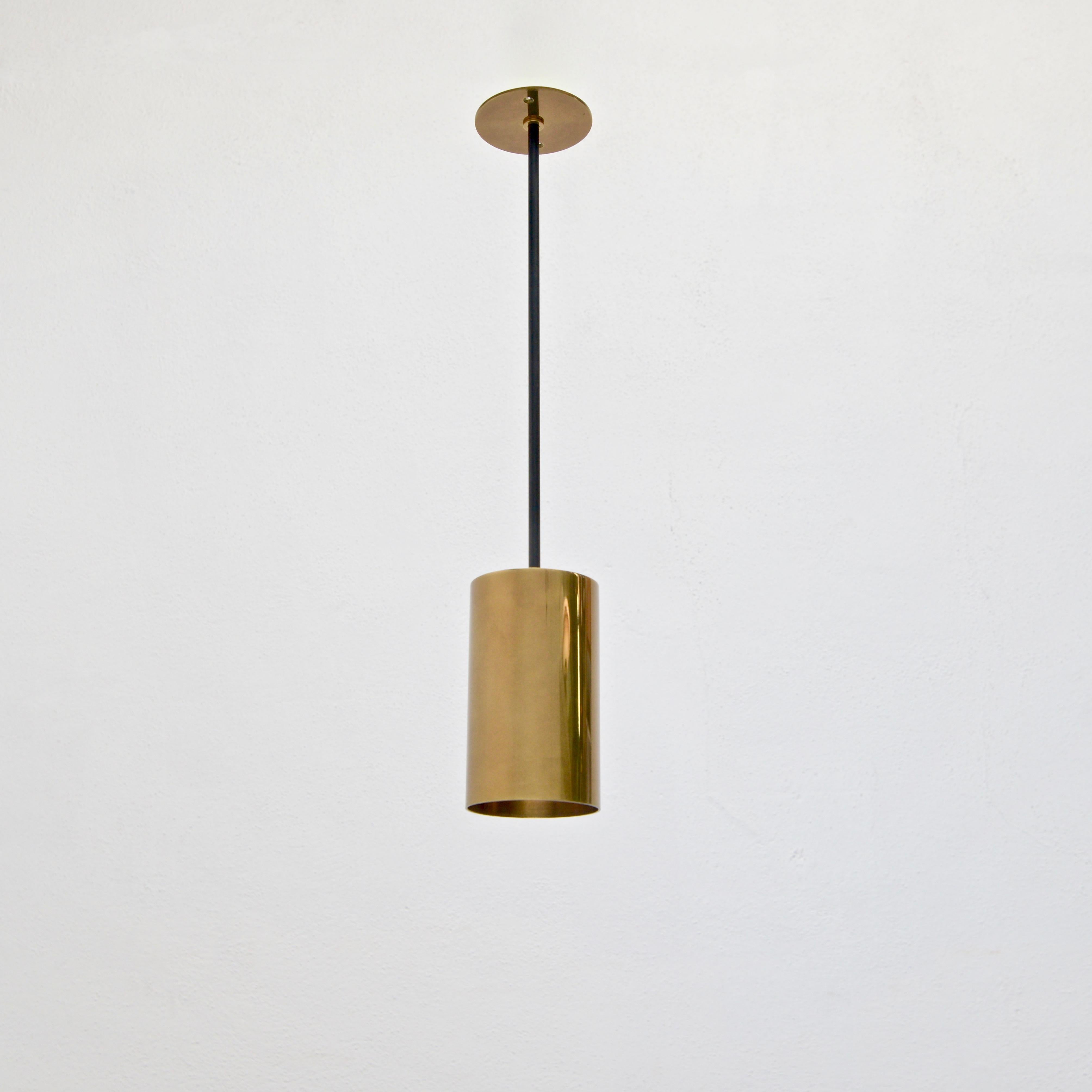 D'un design classique du milieu du siècle, la suspension cylindrique en laiton Design/One de Lumfardo Luminaires fait partie de notre collection contemporaine. Fabriqué en laiton et en acier, respectivement patinés et peints. Câblée avec une seule