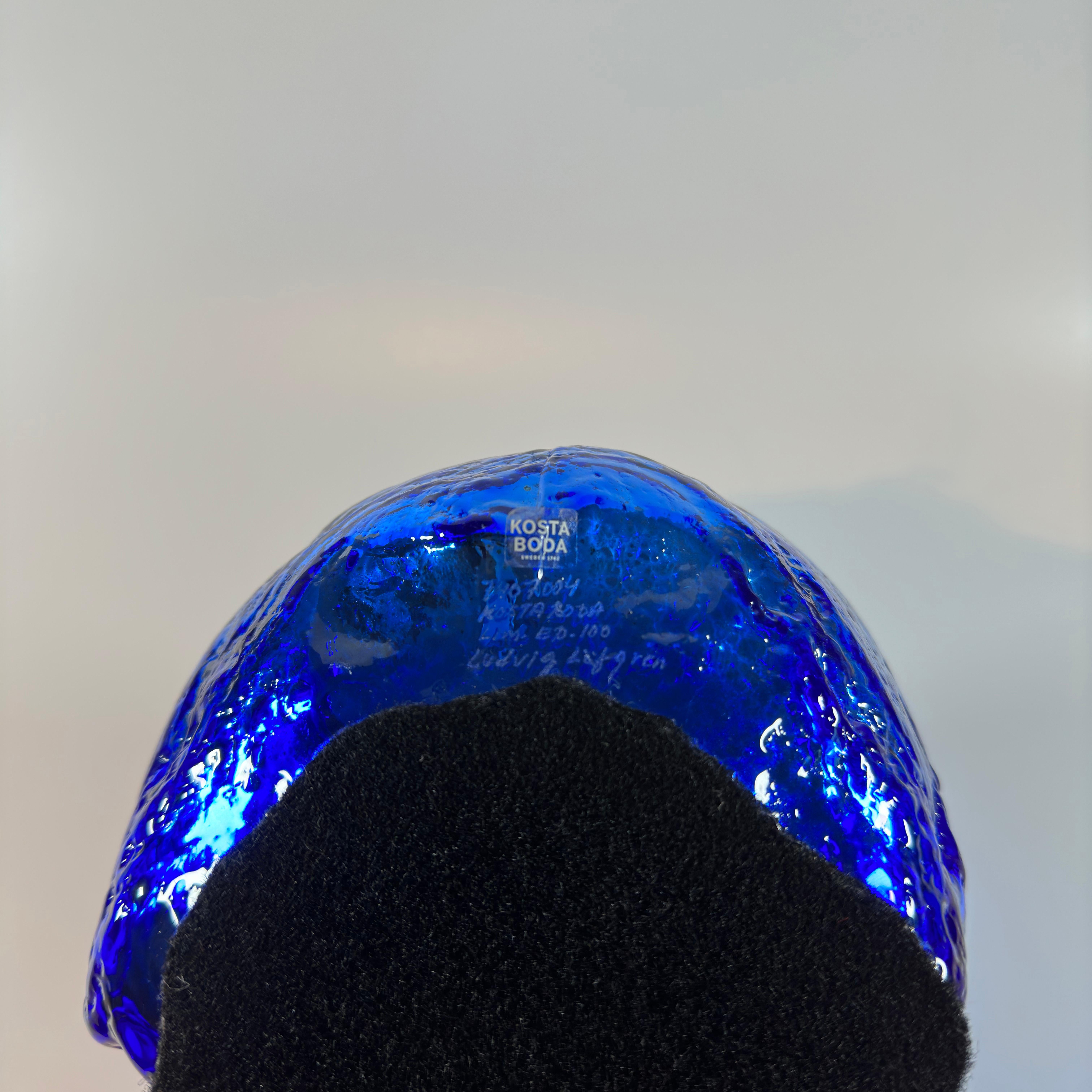 Ludvig Löfgren's Blue Art Glass Skull for Kosta Boda 

This stunning blue art glass skull sculpture, part of Ludvig Löfgren's 'Vanitas' collection, is a striking manifestation of pop culture and memento mori. Crafted in 2011 by the esteemed Swedish