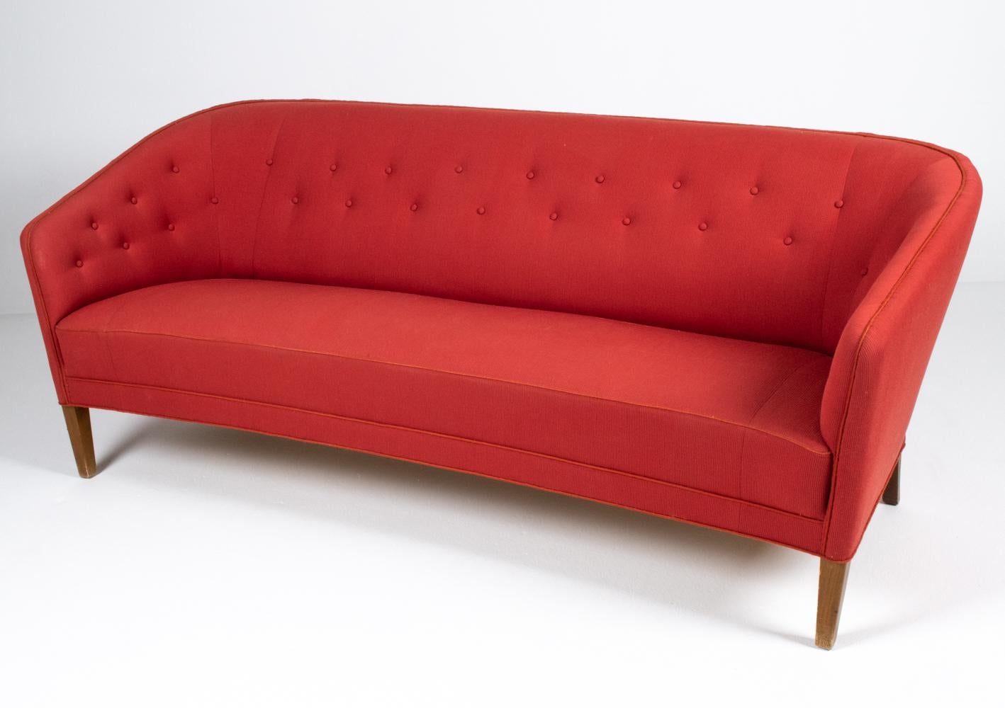 Rare et important canapé à trois places de l'architecte et designer de meubles danois Ludvig Pontoppidan (1883-1962). L'une des premières figures du design moderne scandinave, les créations avant-gardistes de Pontoppidan se sont imposées dans les