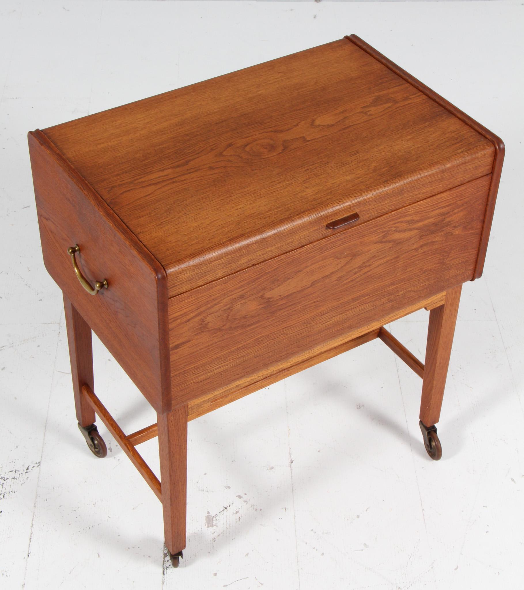 Nid à couture Ludvig Pontoppidan en chêne avec détails en laiton.

Montés sur des roues en laiton.

Fabriqué par Ludvig Pontoppidan.