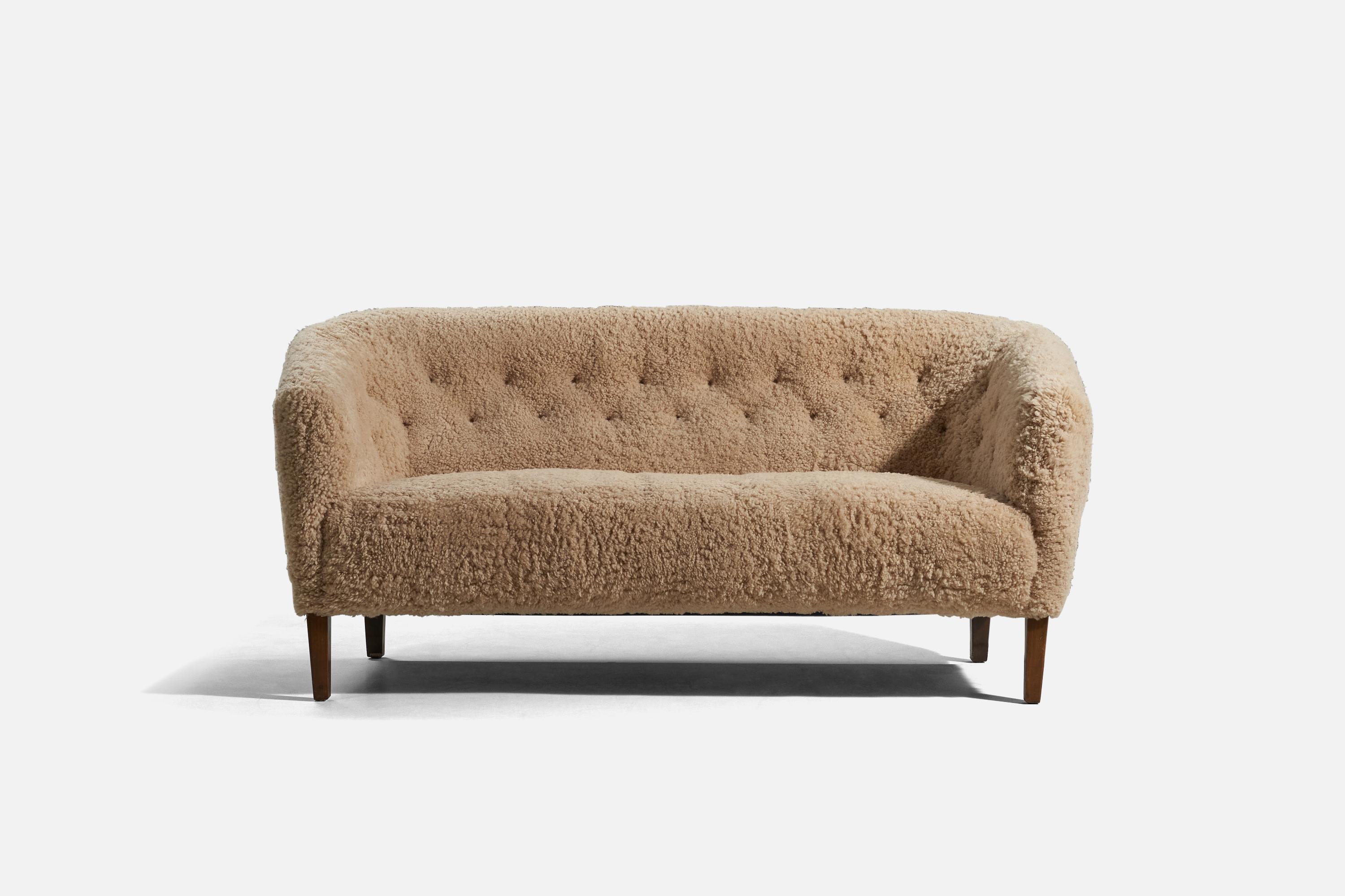 Ludvig Pontoppidan, Sofa, Shearling, Buche, Dänemark, ca. 1950er Jahre (Dänisch) im Angebot