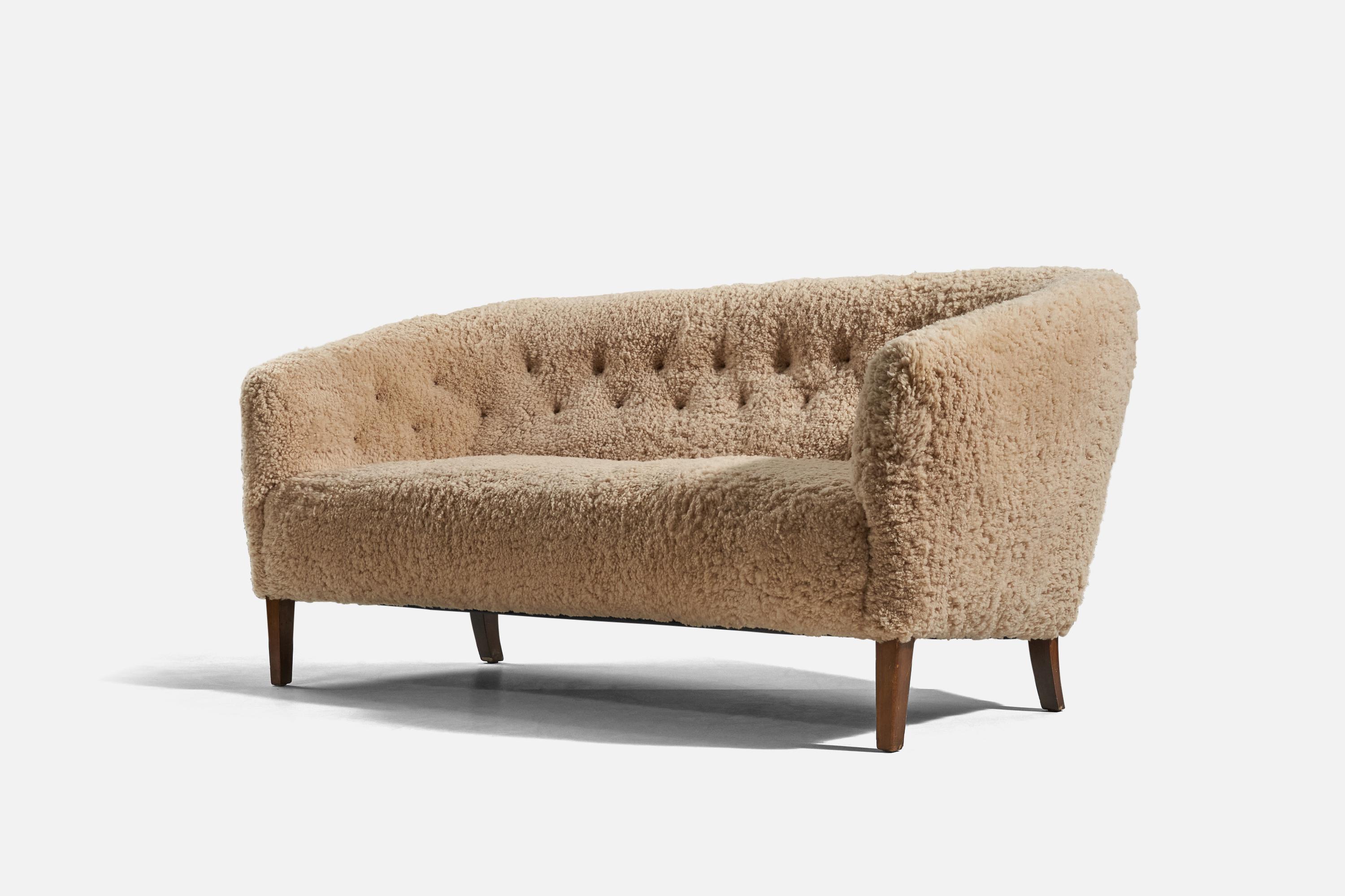 Ludvig Pontoppidan, Sofa, Shearling, Buche, Dänemark, ca. 1950er Jahre im Zustand „Gut“ im Angebot in High Point, NC