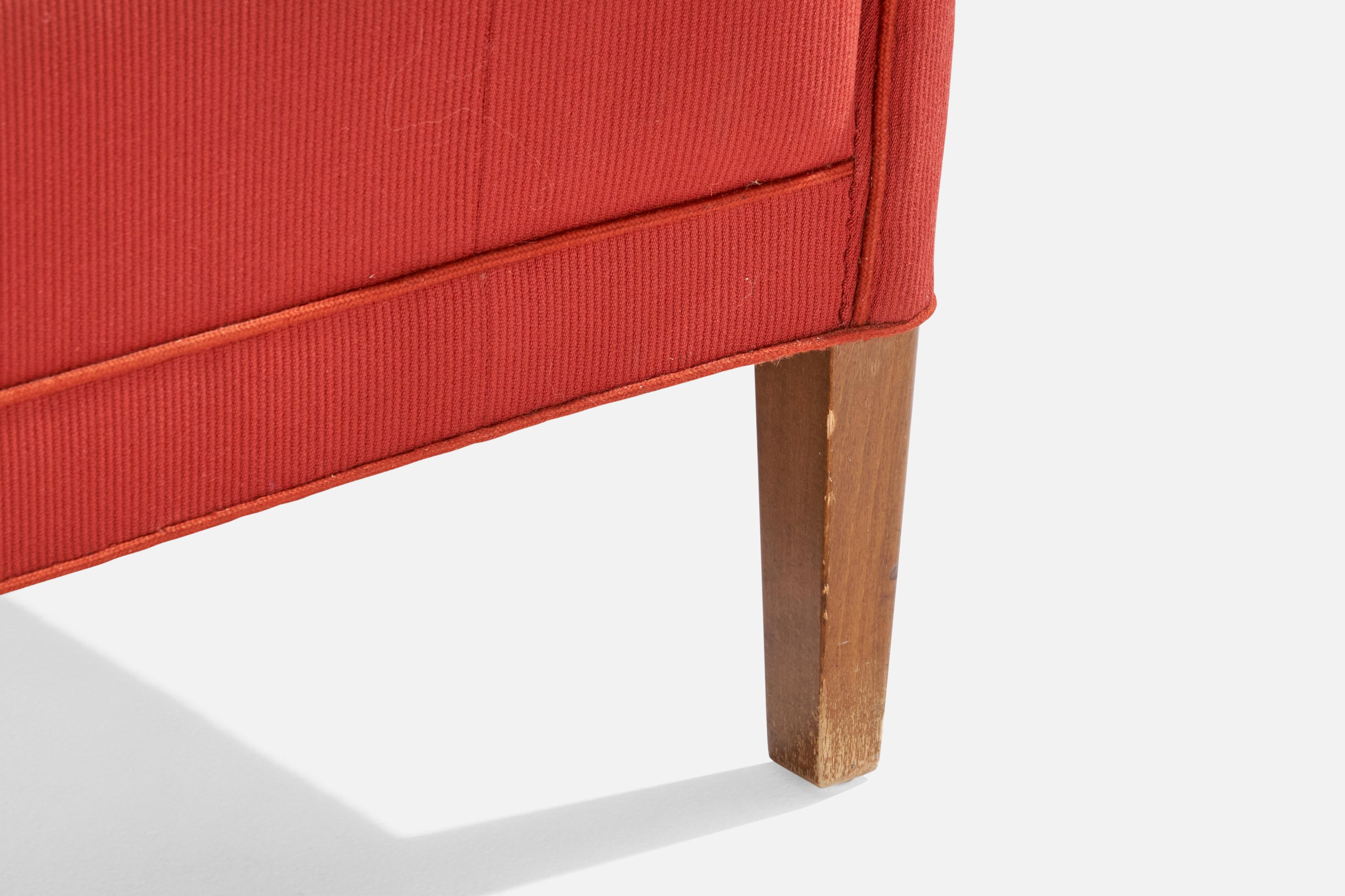 Sofá rojo de tela y madera diseñado y fabricado por Ludvig Pontoppidan, Dinamarca, c. 1950.

Dimensiones: 30,75