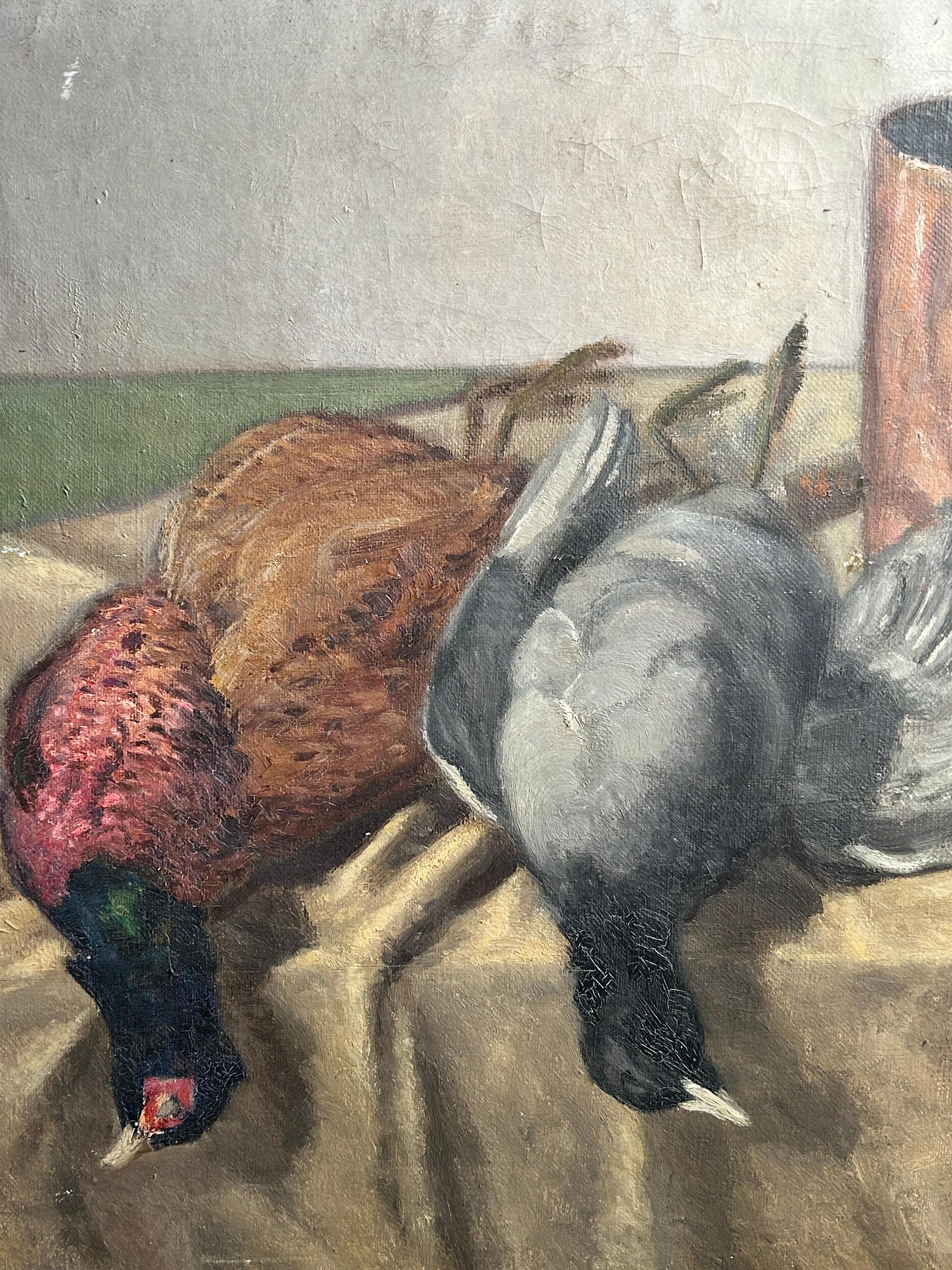 Dieses exquisite Stillleben des dänischen Künstlers Ludvig Steensen zeigt eine meisterhafte Komposition von zwei Wildvögeln, die auf einem drapierten Tisch neben einem rustikalen Kupferbecher ruhen. Dieses 1928 in Ry, Dänemark, gemalte Werk