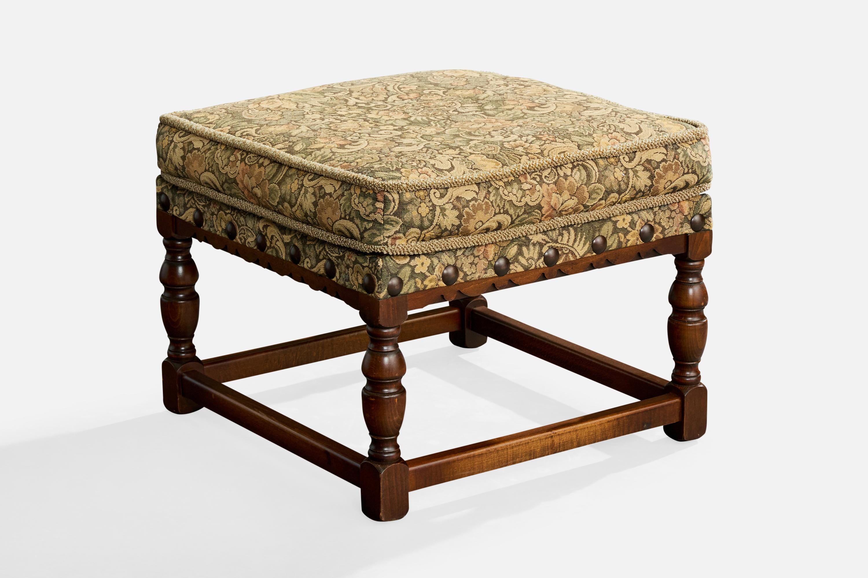Taburete de roble teñido y tela con estampado floral atribuido a Ludvig Sturm para Inrednings-Kompaniet, Malmö, Suecia, c. 1940.

Desgaste mínimo.

Cabezales de clavos patinados.

Dimensiones totales (pulgadas): 17,25 