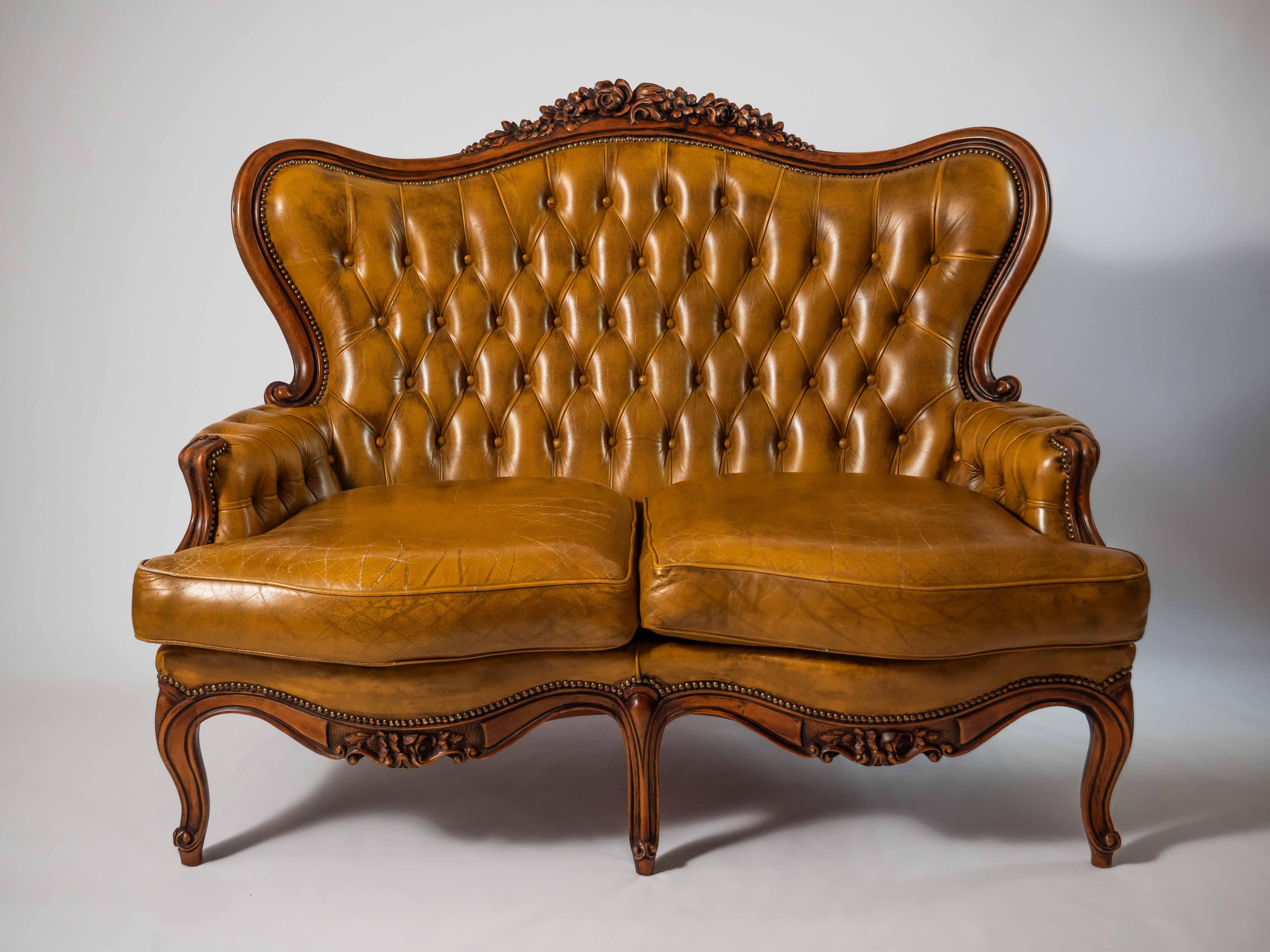 We present to you a beautiful leather sofa that combines elegance with comfort. This piece is ideal for lovers of classic design and luxury.

Material: High-quality leather upholstery in a beautiful caramel-mustard shade that gives the sofa a