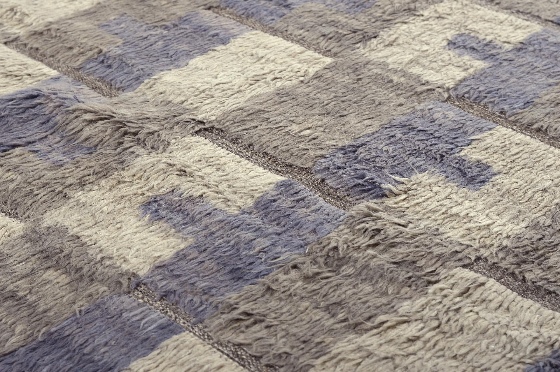 Dessiné avec un motif répétitif de beige, gris et violet, ce tapis d'inspiration scandinave est tissé à la main en pure laine avec des glands aux deux extrémités. Créé avec le plus grand soin, Ludvika peut supporter un trafic important et a été