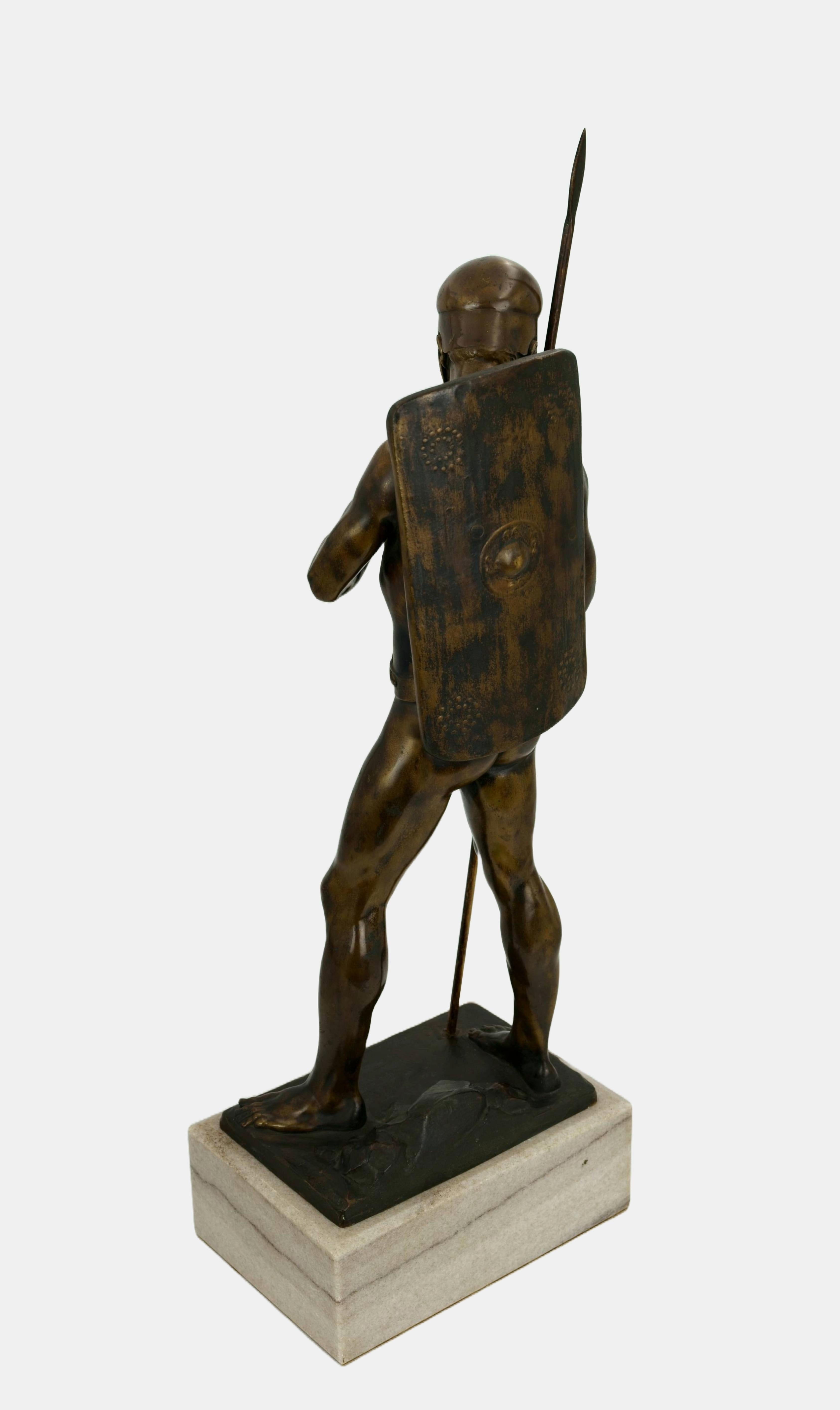 Ludwig Eisenberger (attivo a Berlino tra il 1895 e il 1920), Lancia da combattimento, 1910 circa. Bronzo patinato marrone con doratura residua su un basamento in terracotta con base in marmo (altezza 8 cm). 68 cm (altezza totale con lancia