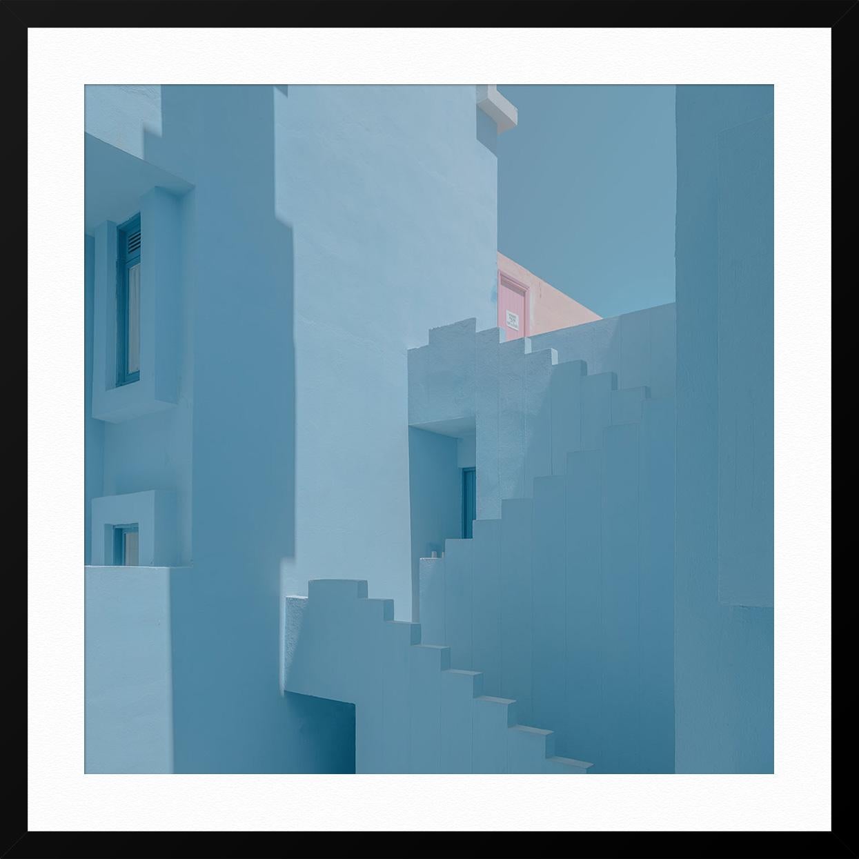 À PROPOS DE CETTE ŒUVRE : Le photographe français Ludwig Favre a récemment visité La Muralla Roja à Calpe, en Espagne. Ses photos d'architecture ont le même côté romantique que celles d'un Parisien photographiant des paysages exotiques. Favre est