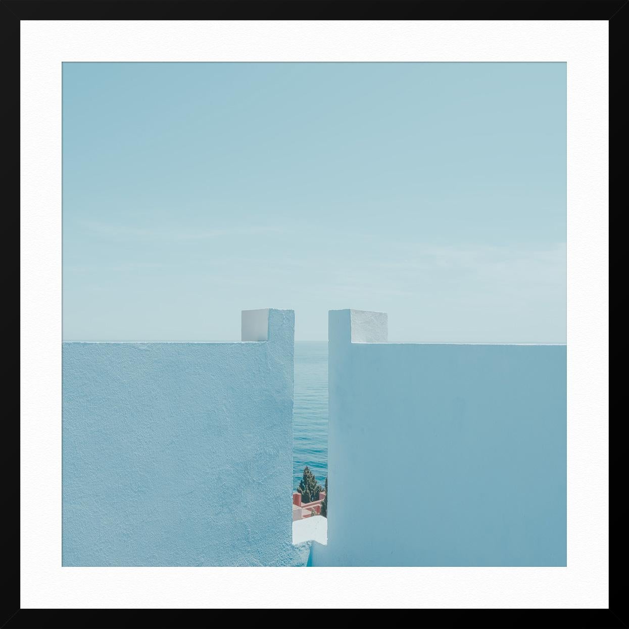 CETTE PIÈCE EST DISPONIBLE ENCADRÉE.  Veuillez contacter la galerie pour de plus amples informations. 

À PROPOS DE CETTE ŒUVRE : Le photographe français Ludwig Favre a récemment visité La Muralla Roja à Calpe, en Espagne. Ses photos d'architecture