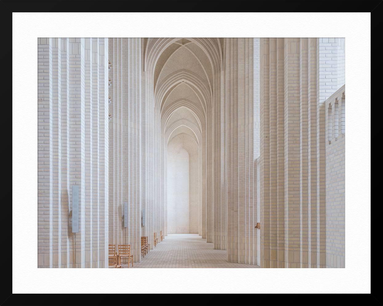 CETTE PIÈCE EST DISPONIBLE ENCADRÉE.  Veuillez contacter la galerie pour de plus amples informations. 

À PROPOS DE CET ÉLÉMENT : Le photographe français Ludwig Favre poursuit sa série sur les espaces architecturaux vides dans cette église baroque