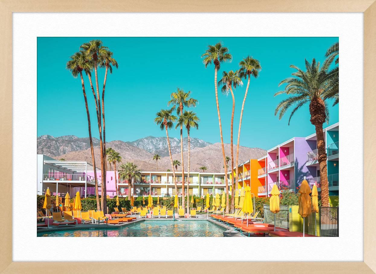 ÜBER DIESES WERK : Der französische Fotograf Ludwig Favre setzt seine Serie über leere architektonische Räume in Palm Springs, Kalifornien, fort. Unsere Kuratoren empfehlen, die Arbeiten großformatig und in einfachem weißen oder schwarzen Holz zu