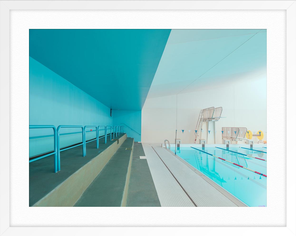 Swimming Pool 2 - Paris - Bleu Landscape Photograph par Ludwig Favre