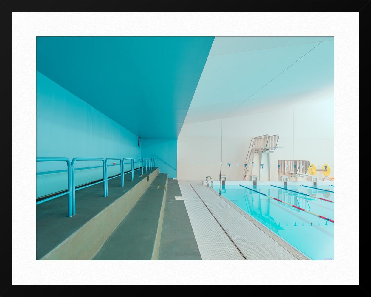 À PROPOS DE CETTE PIÈCE : Ludwig poursuit son exploration de sa ville préférée, Paris, avec une nouvelle série présentant de superbes piscines parisiennes. Ces espaces publics et privés présentent les magnifiques lieux cachés disséminés dans la