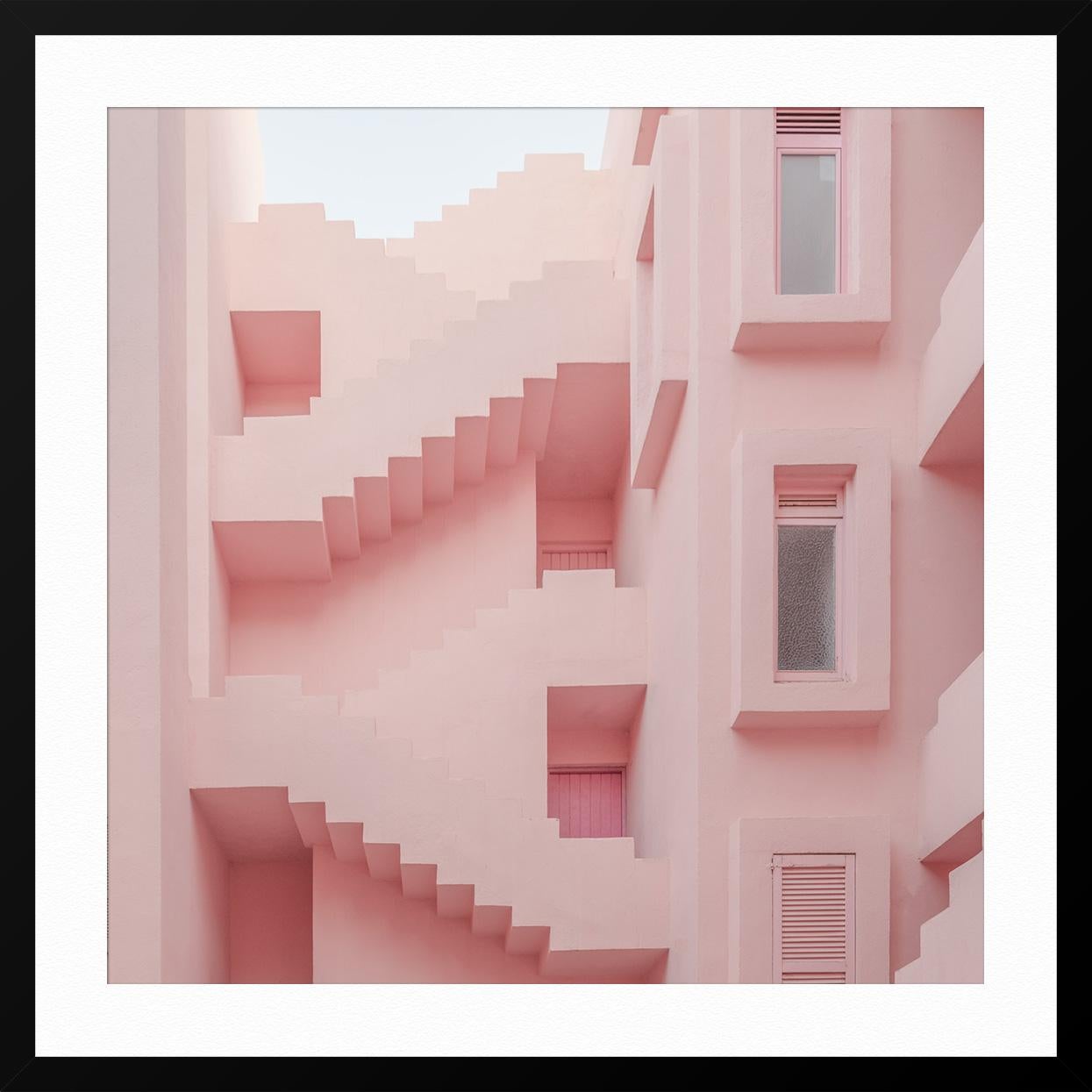 CETTE PIÈCE EST DISPONIBLE ENCADRÉE.  Veuillez contacter la galerie pour de plus amples informations. 

À PROPOS DE CETTE PIÈCE : Le photographe français Ludwig Favre a récemment visité La Muralla Roja à Calpe, en Espagne. Ses photos d'architecture