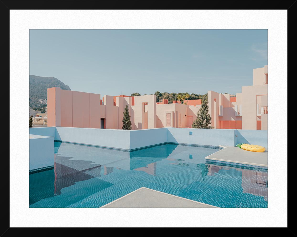 DIESES WERK IST GERAHMT ERHÄLTLICH.  Für weitere Informationen wenden Sie sich bitte an die Galerie. 

ÜBER DIESES WERK: Der französische Fotograf Ludwig Favre besuchte kürzlich La Muralla Roja in Calpe, Spanien. Seine Architekturbilder vermitteln