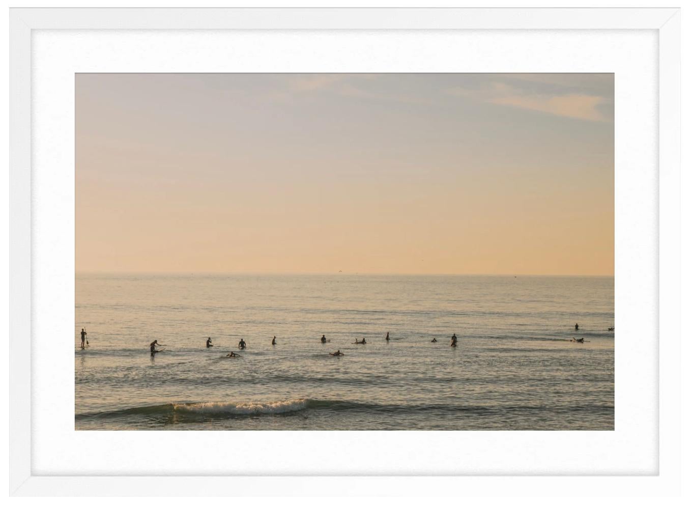 Surfing Sunrise - Lunettes de soleil - Marron Landscape Photograph par Ludwig Favre