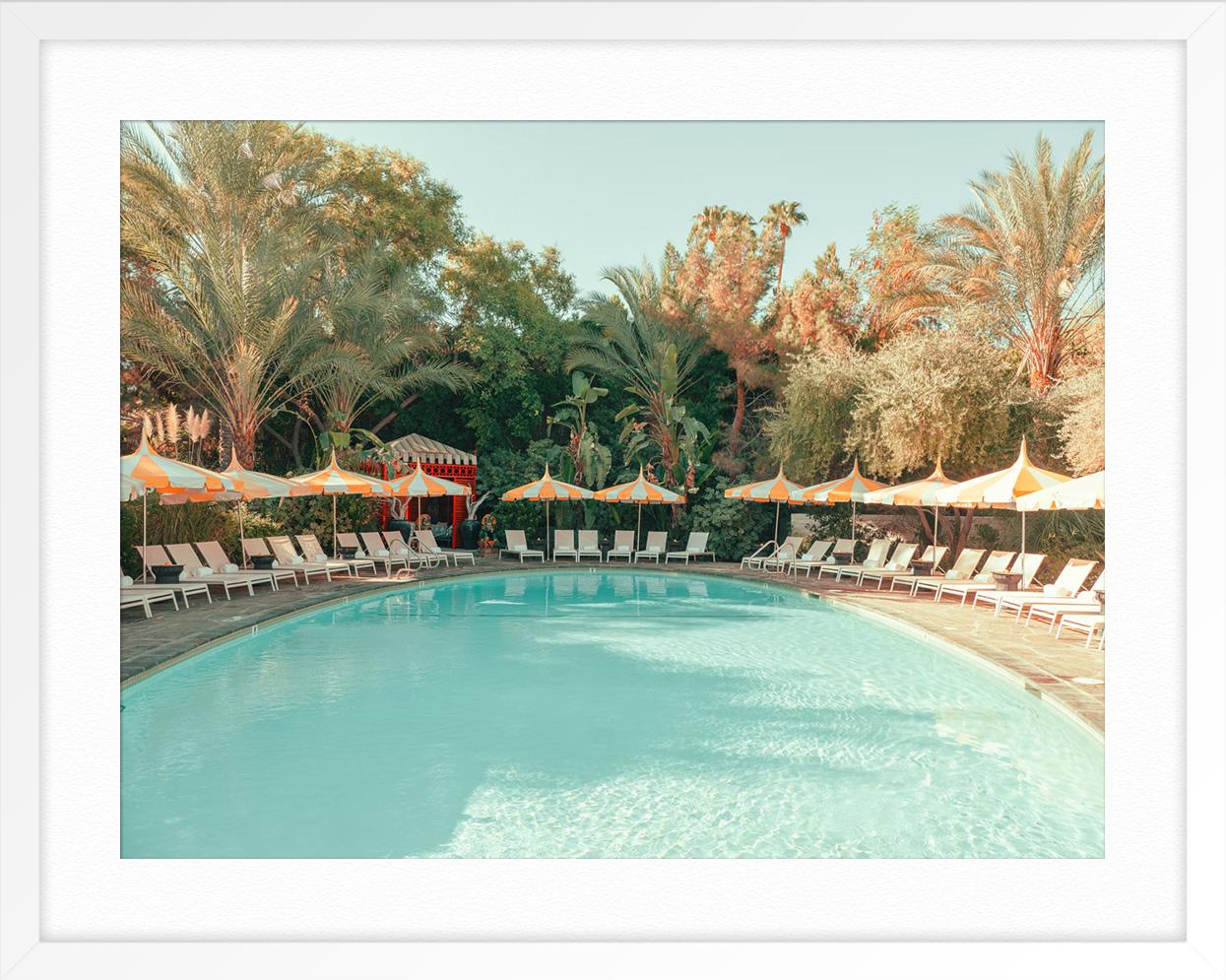 Pool in Palm Springs (Grau), Color Photograph, von Ludwig Favre