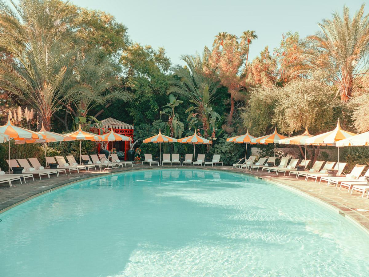 Ludwig Favre Color Photograph – Pool in Palm Springs