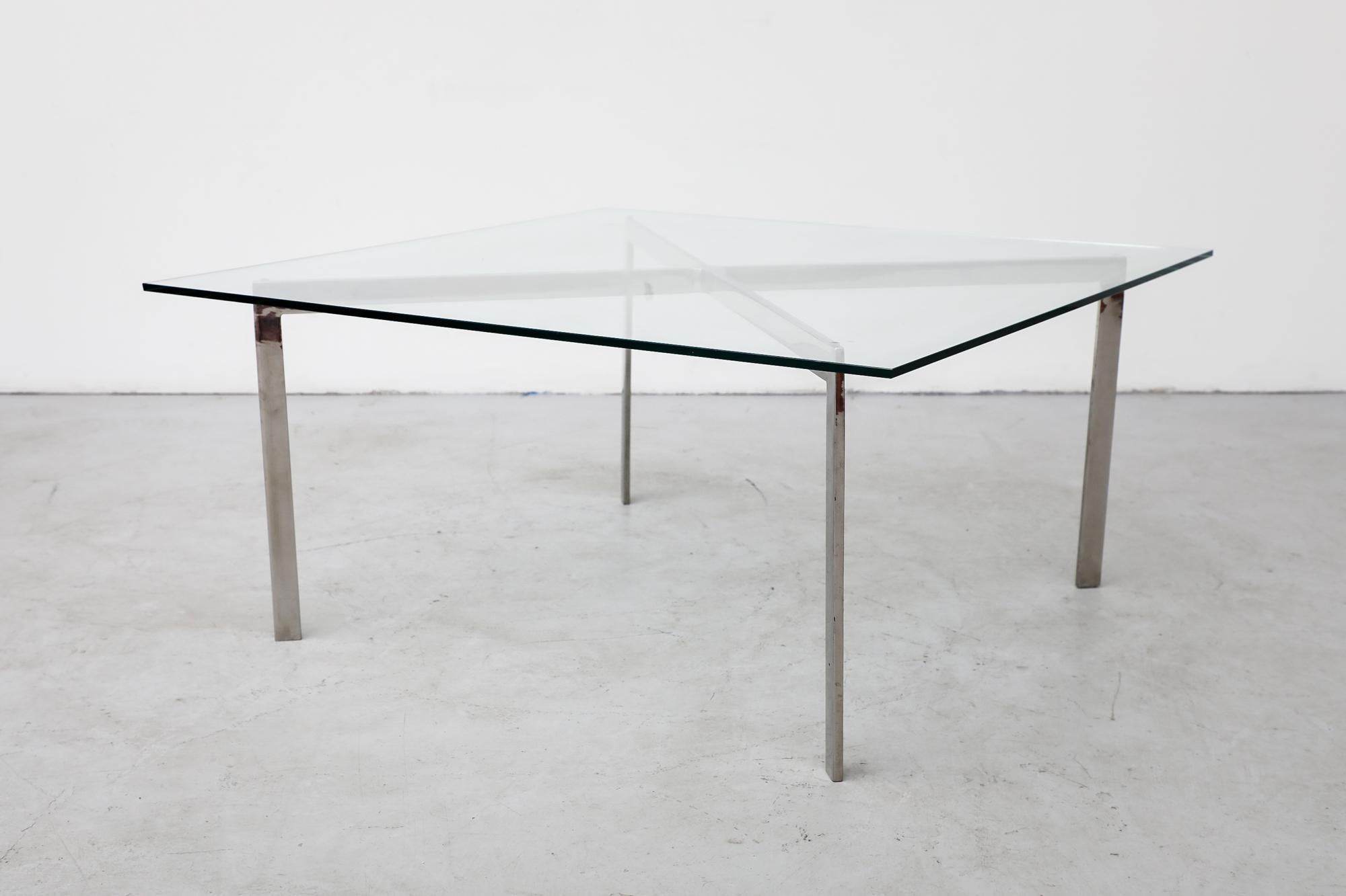Ludwig Mies van der Rohe zugeschriebener Couchtisch „Barcelona“ aus Chrom und Glas (Niederländisch)