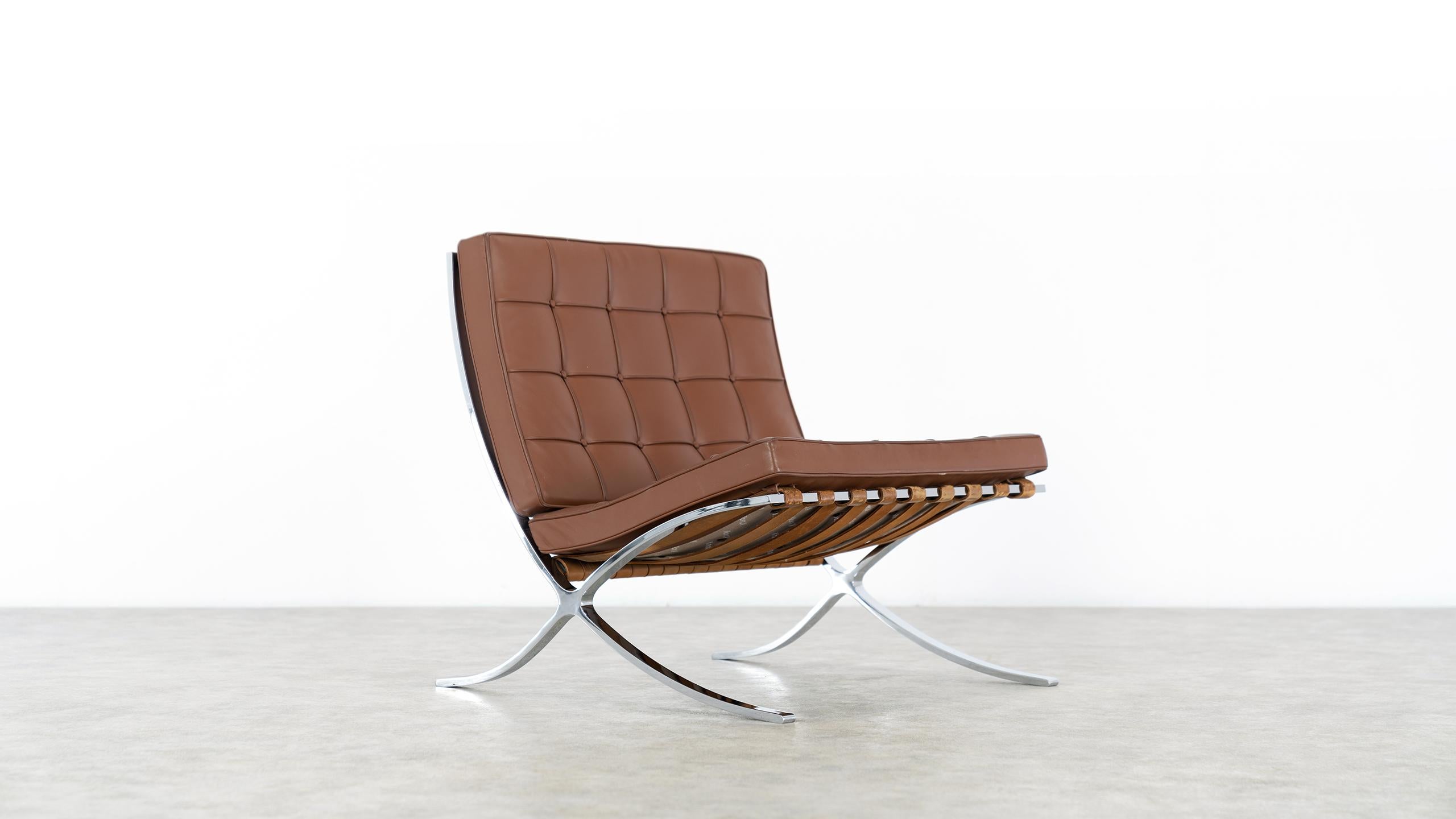 Beautiful, original Barcelona chair by Ludwig Mies van der Rohe for Knoll International.
Fully chromed steel with leather cushions in cognac.

The frame has the early 