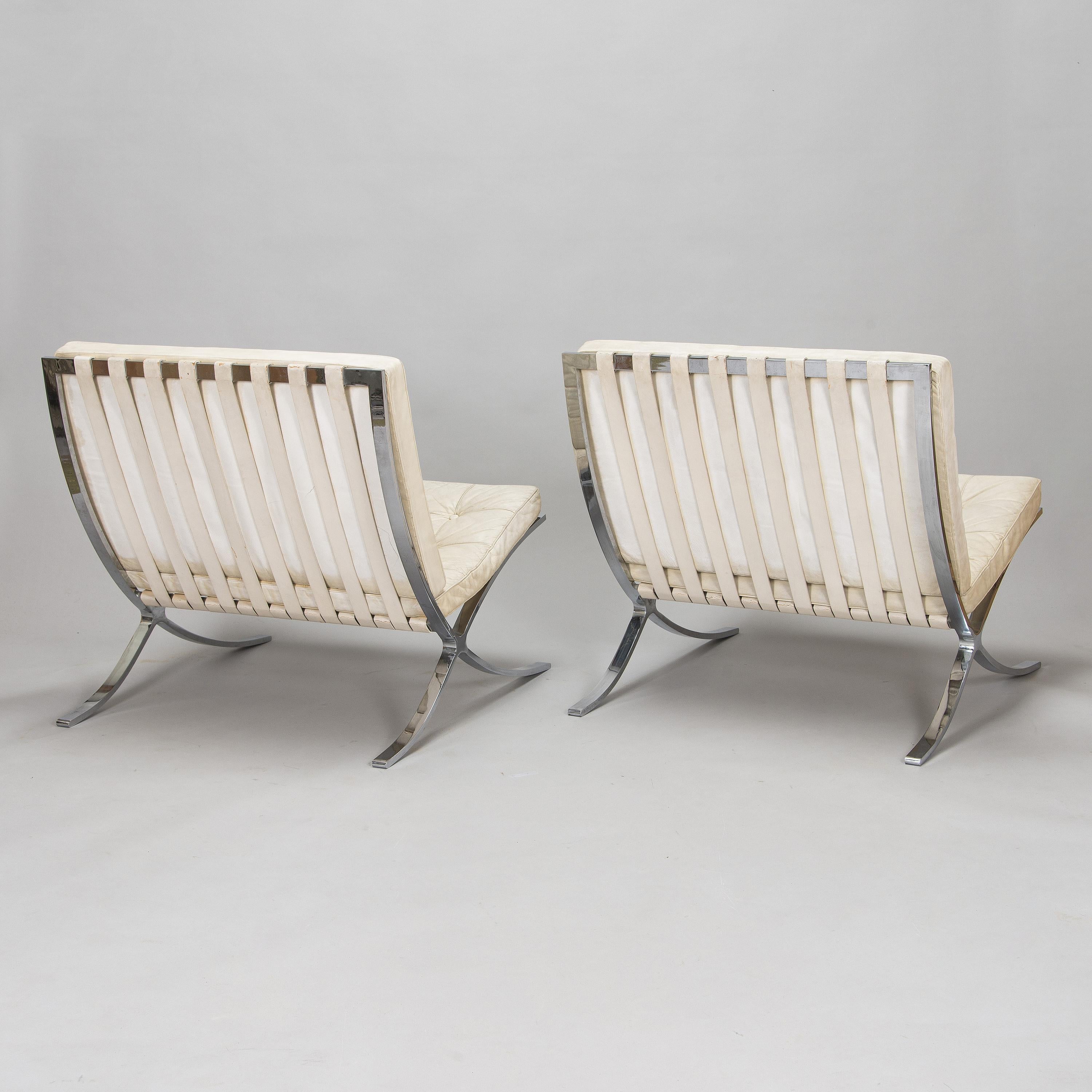 Chaise 'Barcelona' de Ludwig Mies van der Rohe pour Steele fabriquée aux USA en 1965Pied en acier chromé, coussins amovibles avec revêtement en cuir blanc osseux. Cette pièce est un original de Mies Van der Rohe fabriqué par Know aux Etats-Unis. La