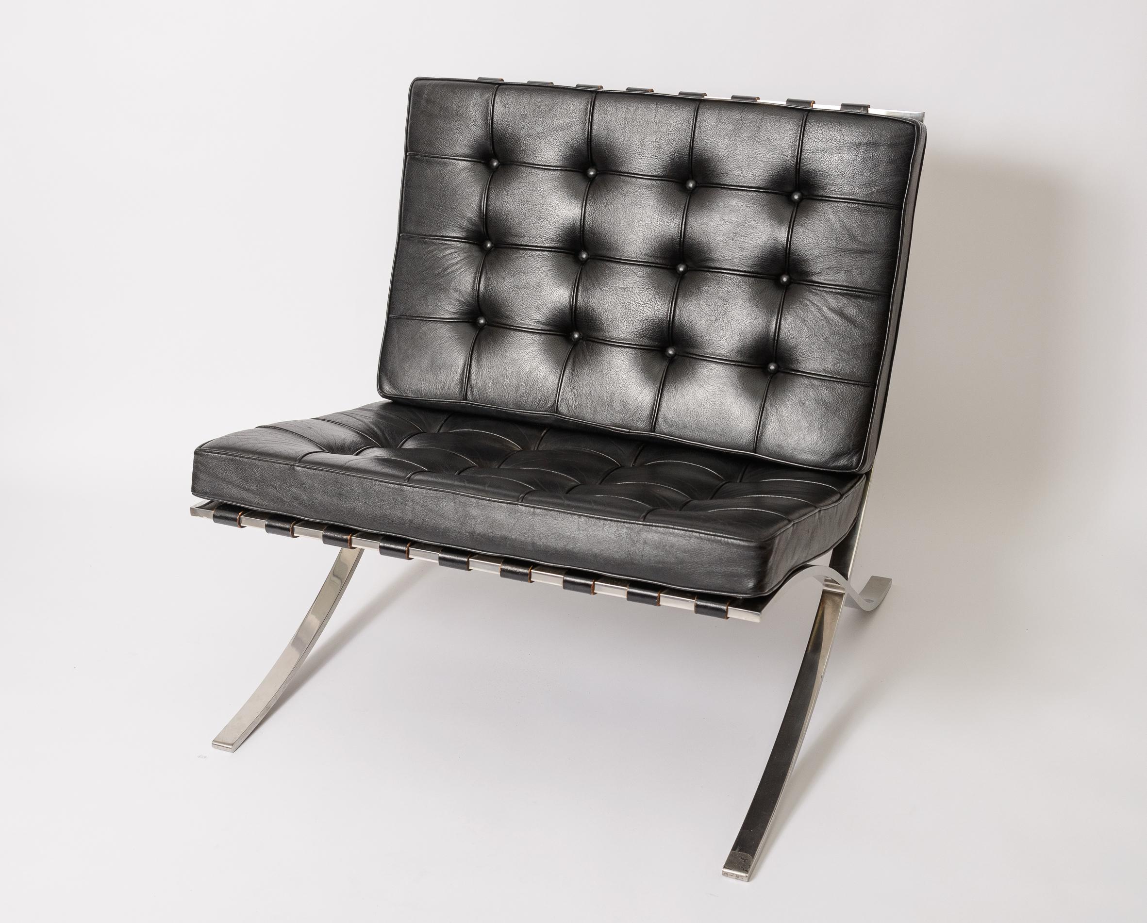 Ein schönes originales Paar Mies Van Der Rohe Barcelona Stühle
Original Vollnarbenledersitze und -gurte
Sauberer polierter Stahlrahmen
Original Stoff Knoll Label