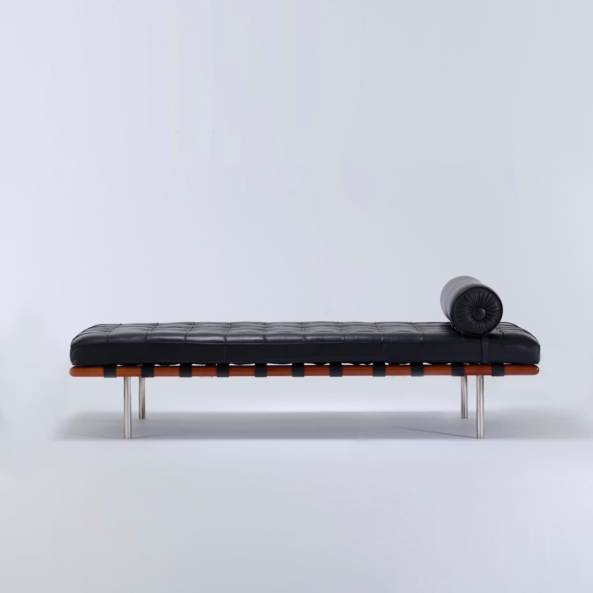 Ludwig Mies van der Rohe Barcelona Daybed für Knoll:: 

Deutschland / USA:: 1928 / um 1990

Leder:: Nussbaum:: verchromte Stahlrohrbeine

Mit Knoll-Belag auf der Unterseite

Maße: 77 B × 38 T × 24 H in
196 × 97 × 61 cm 
  