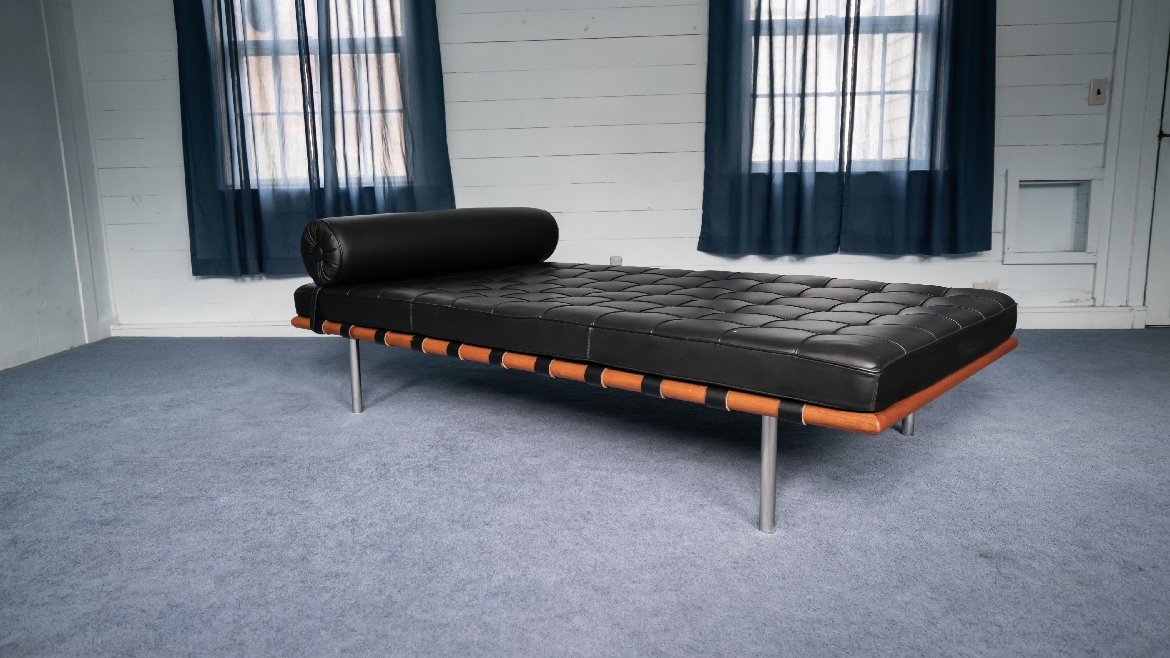 Ludwig Mies van der Rohe Barcelona daybed in black leather, 1970s.
Leather bolster cushion secured with straps and locking snaps and polished stainless steel legs.
Designed by Ludwig Mies vd Rohe in 1930.
Good used condition with signs of wear. One