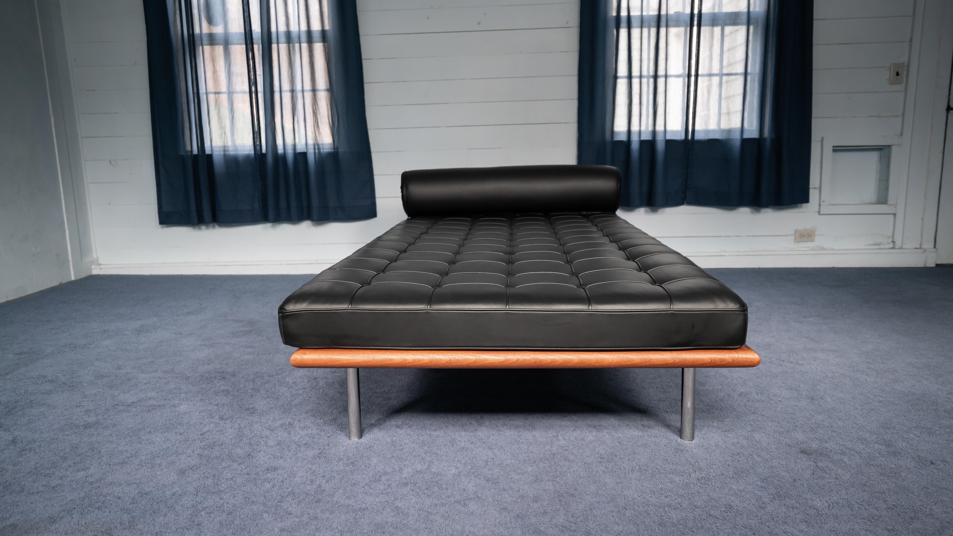 Mid-Century Modern Ludwig Mies van der Rohe Barcelona Daybed in Black Leather