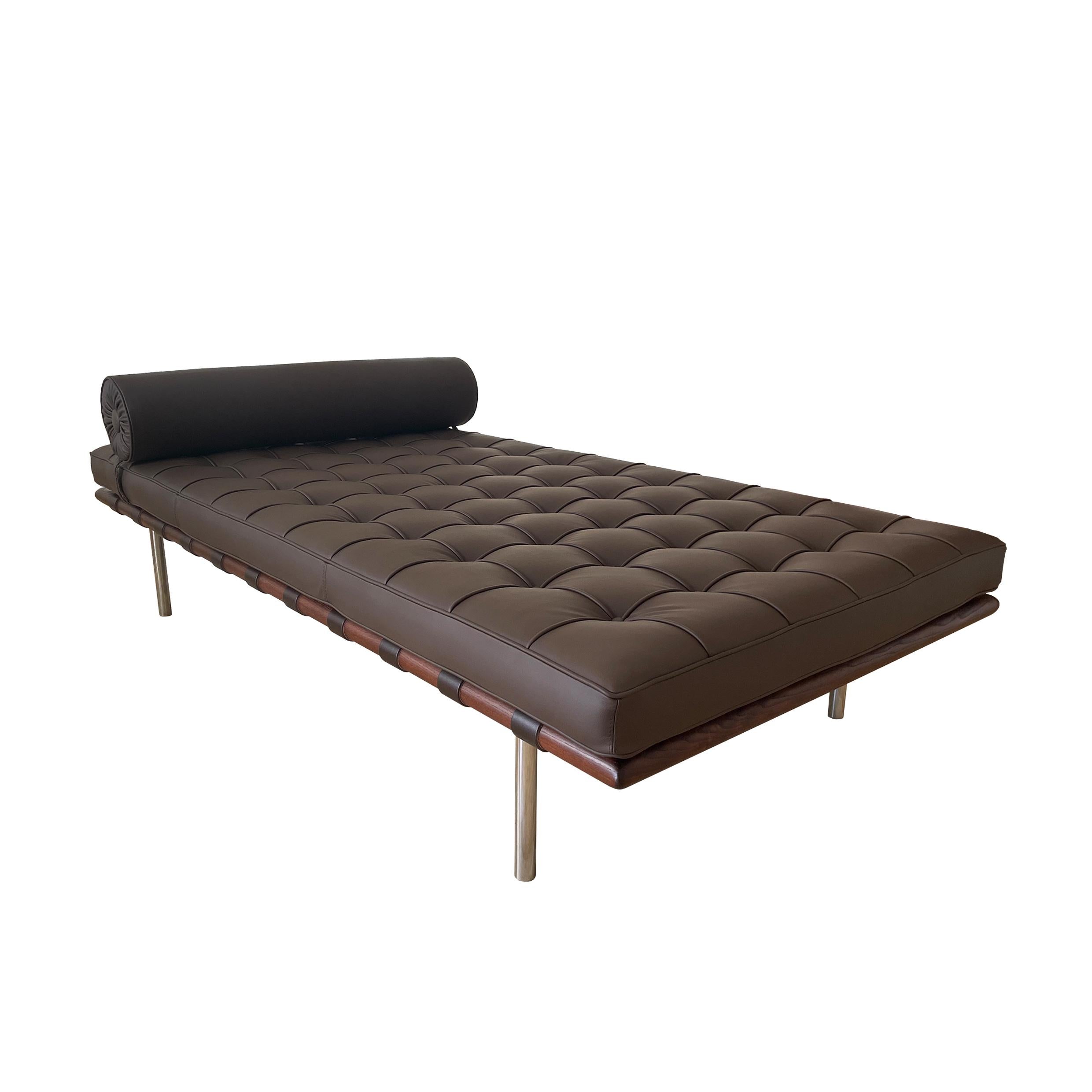 Letto da giorno Barcelona, progettato da Ludwig Mies van der Rohe nel 1929 e prodotto da Knoll International nel 1972.
Realizzato in acciaio cromato e pelle marrone caffè.
Completamente restaurato in Italia.

La sedia Barcelona incarna il