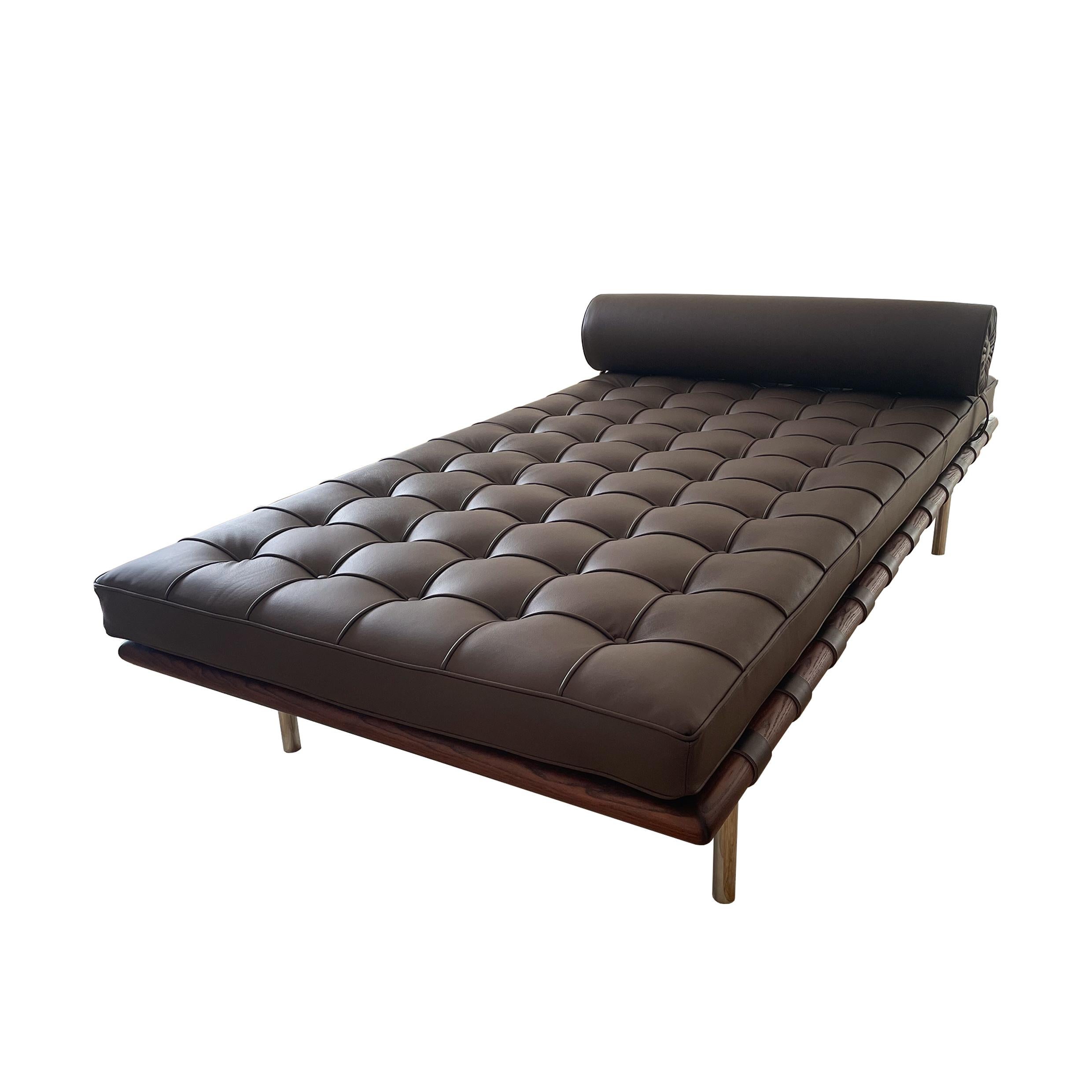 Italiano Ludwig Mies van der Rohe Bauhaus Brown Leather Barcelona Daybed per Knoll, anni '70 in vendita