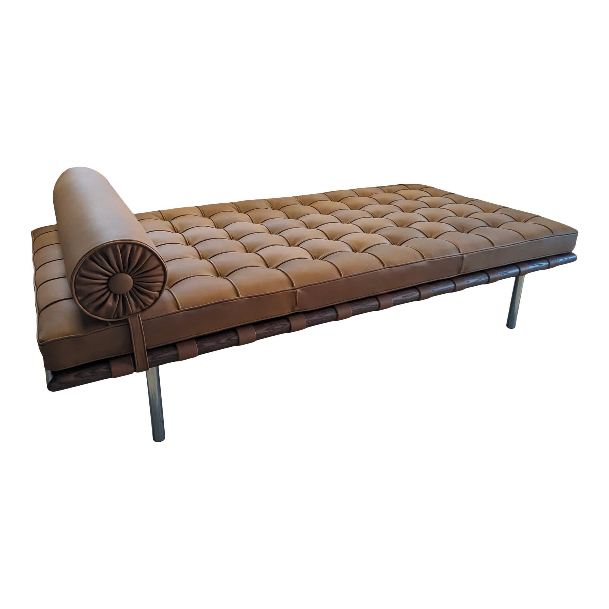 Barcelona daybed, designed by Ludwig Mies Van der Rohe in 1929 and manufactured by Knoll International in 1972.
Made of chromed steel and leather.
Excellent vintage condition.

The Barcelona chair epitomizes functional minimalism, initially crafted
