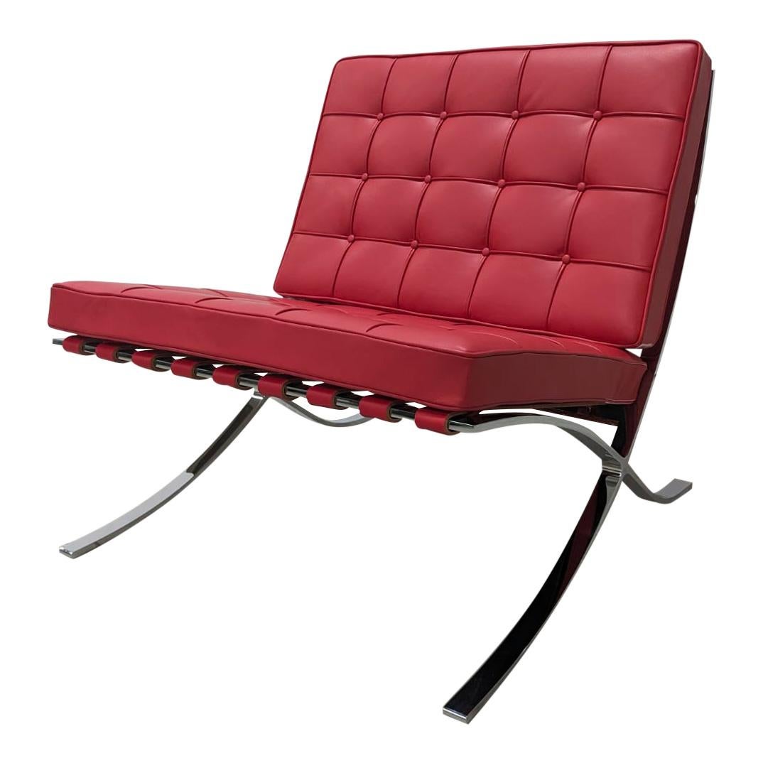 Chaise longue Barcelona, conçue par Ludwig Mies Van der Rohe en 1929 et fabriquée par Knoll International en 1972.
Fabriqué en acier chromé et en cuir.
Excellent état vintage.

La chaise Barcelona incarne le minimalisme fonctionnel. Elle a été