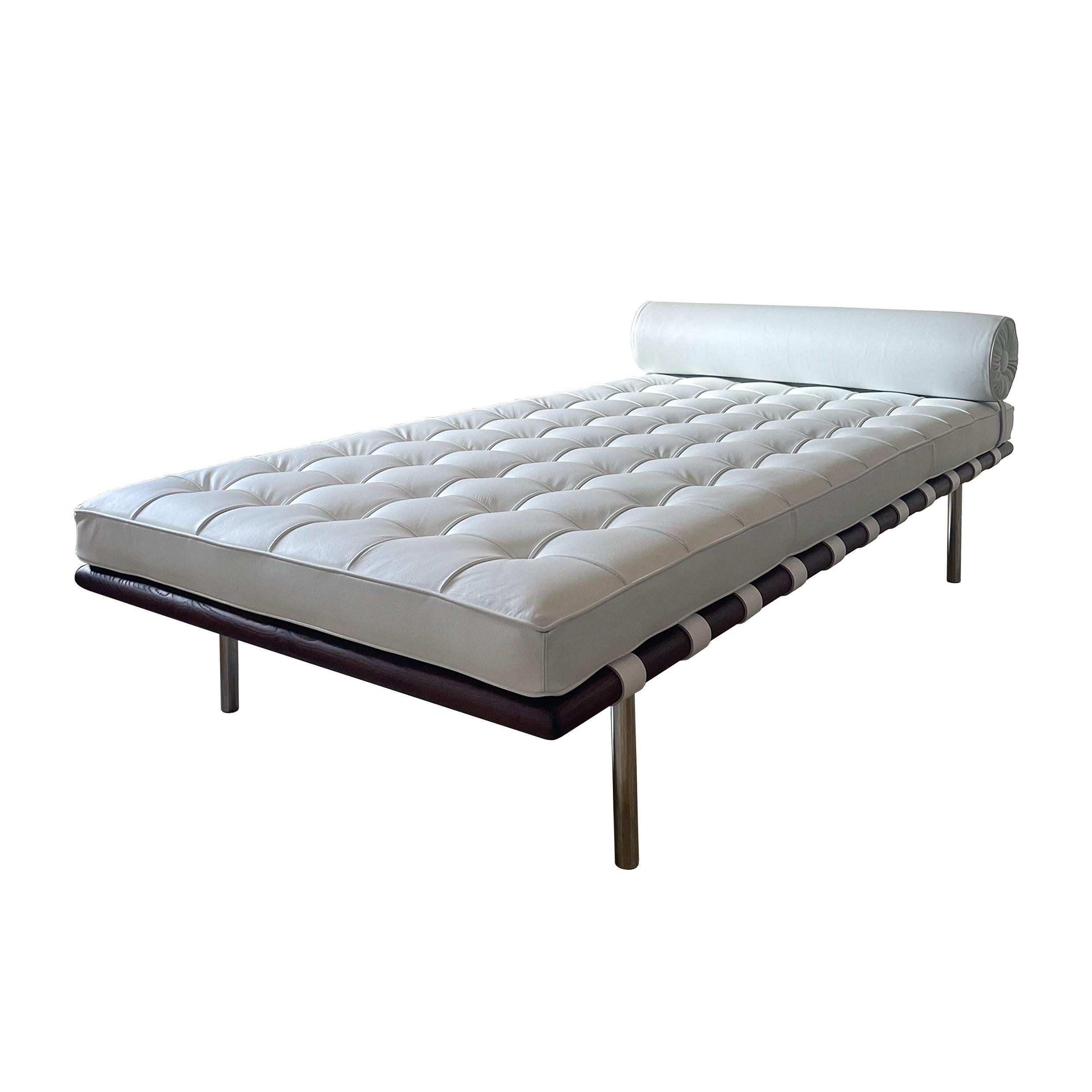 Letto da giorno Barcelona, progettato da Ludwig Mies van der Rohe nel 1929 e prodotto da Knoll International nel 1972.
Realizzato in acciaio cromato e pelle.
Completamente restaurato in Italia.

La sedia Barcelona incarna il minimalismo funzionale,