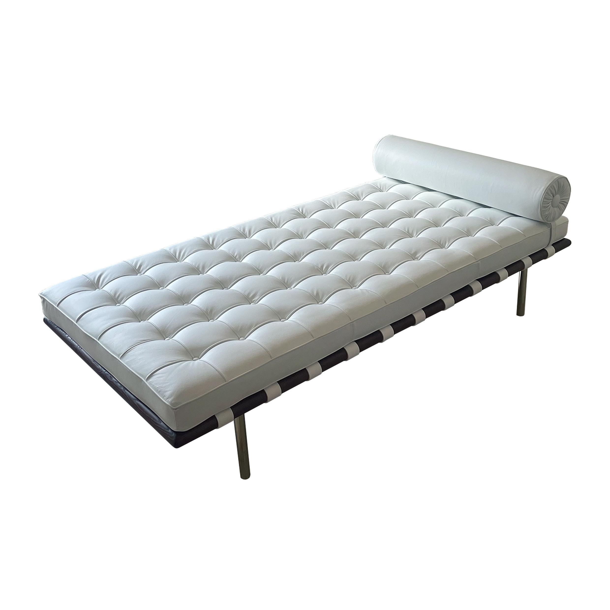 Italiano Ludwig Mies van der Rohe Bauhaus Letto da giorno Barcellona in pelle bianca per Knoll, anni '70 in vendita