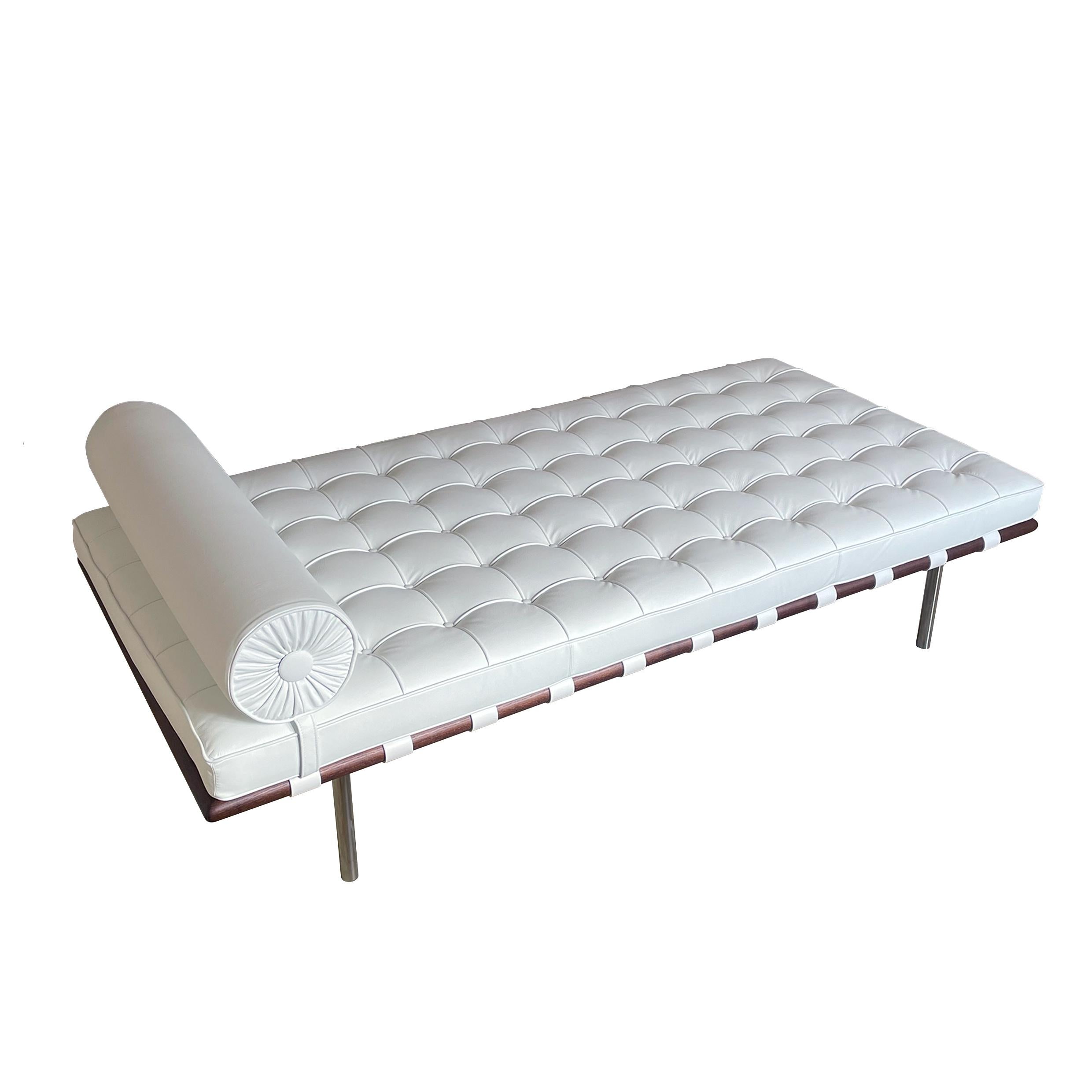 Fine XX secolo Ludwig Mies van der Rohe Bauhaus Letto da giorno Barcellona in pelle bianca per Knoll, anni '70 in vendita
