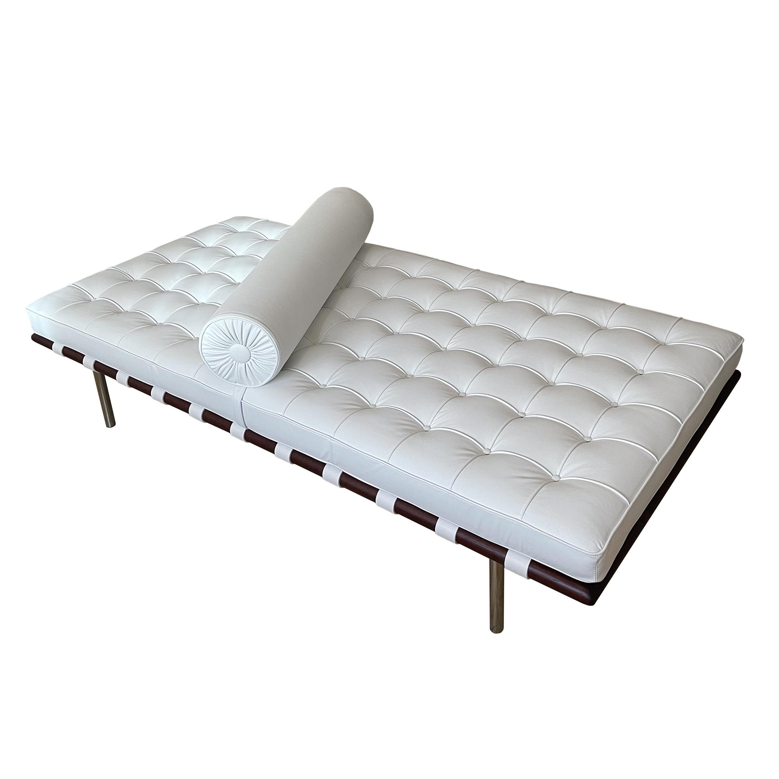 Pelle Ludwig Mies van der Rohe Bauhaus Letto da giorno Barcellona in pelle bianca per Knoll, anni '70 in vendita