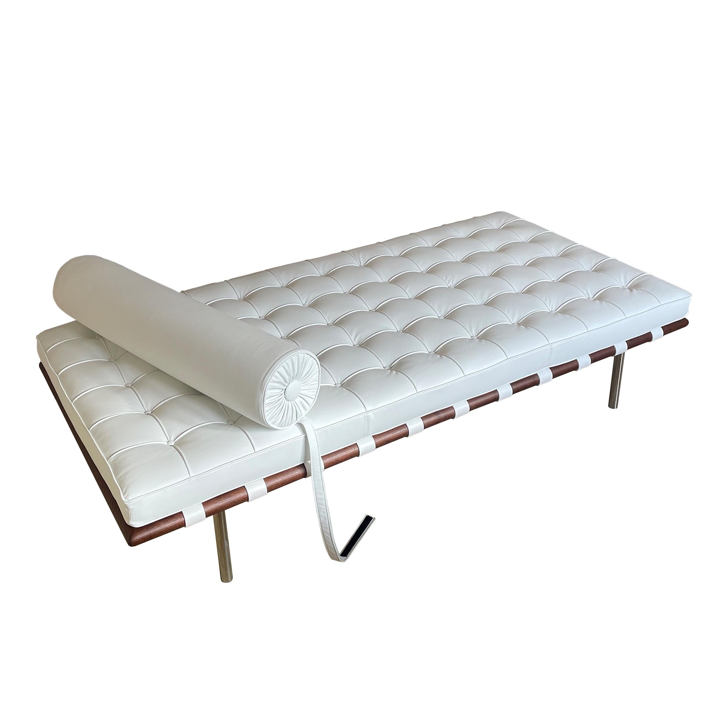Ludwig Mies van der Rohe Bauhaus Letto da giorno Barcellona in pelle bianca per Knoll, anni '70 in vendita 1