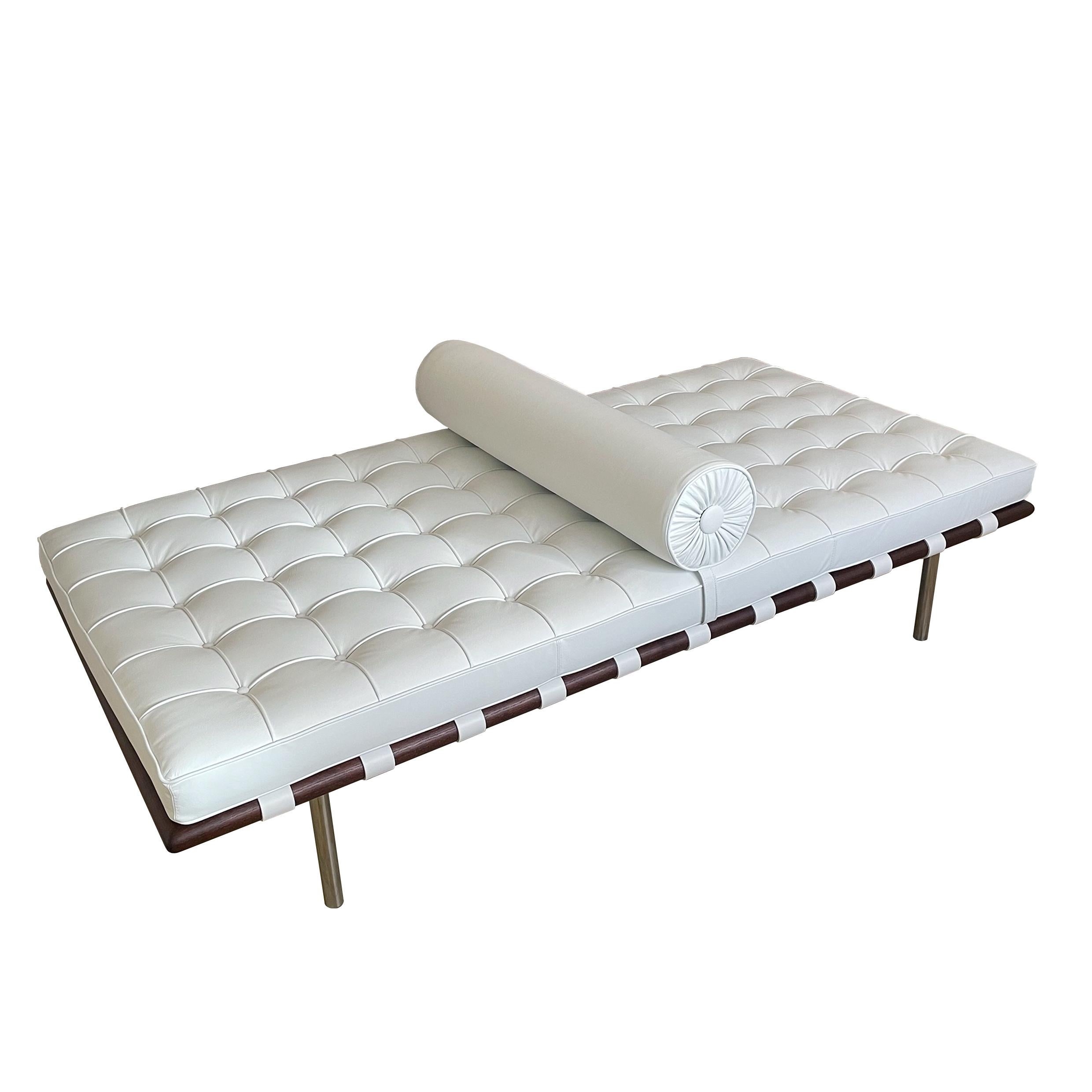 Ludwig Mies van der Rohe Bauhaus Letto da giorno Barcellona in pelle bianca per Knoll, anni '70 in vendita 2
